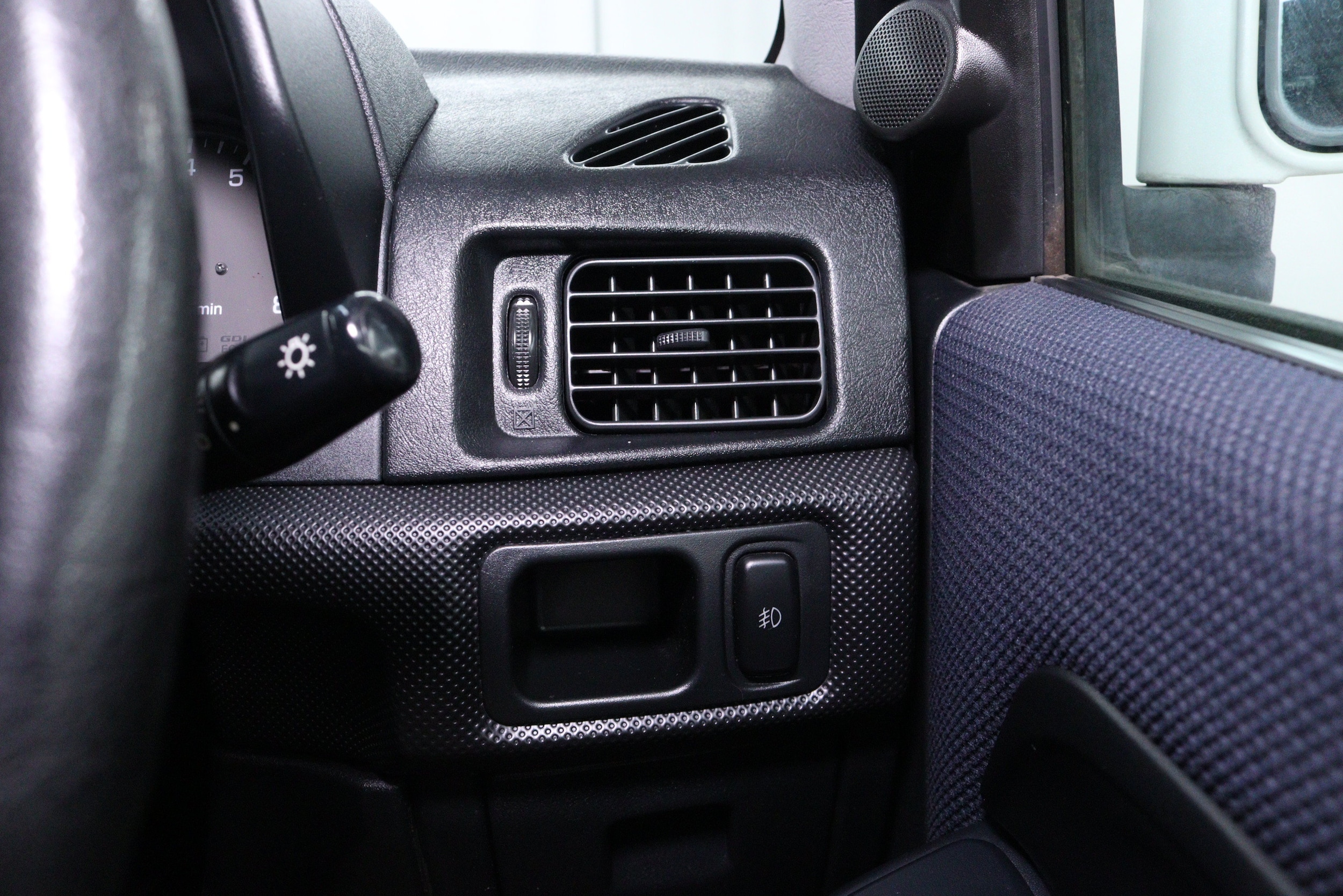 2000 Mitsubishi Pajero 61