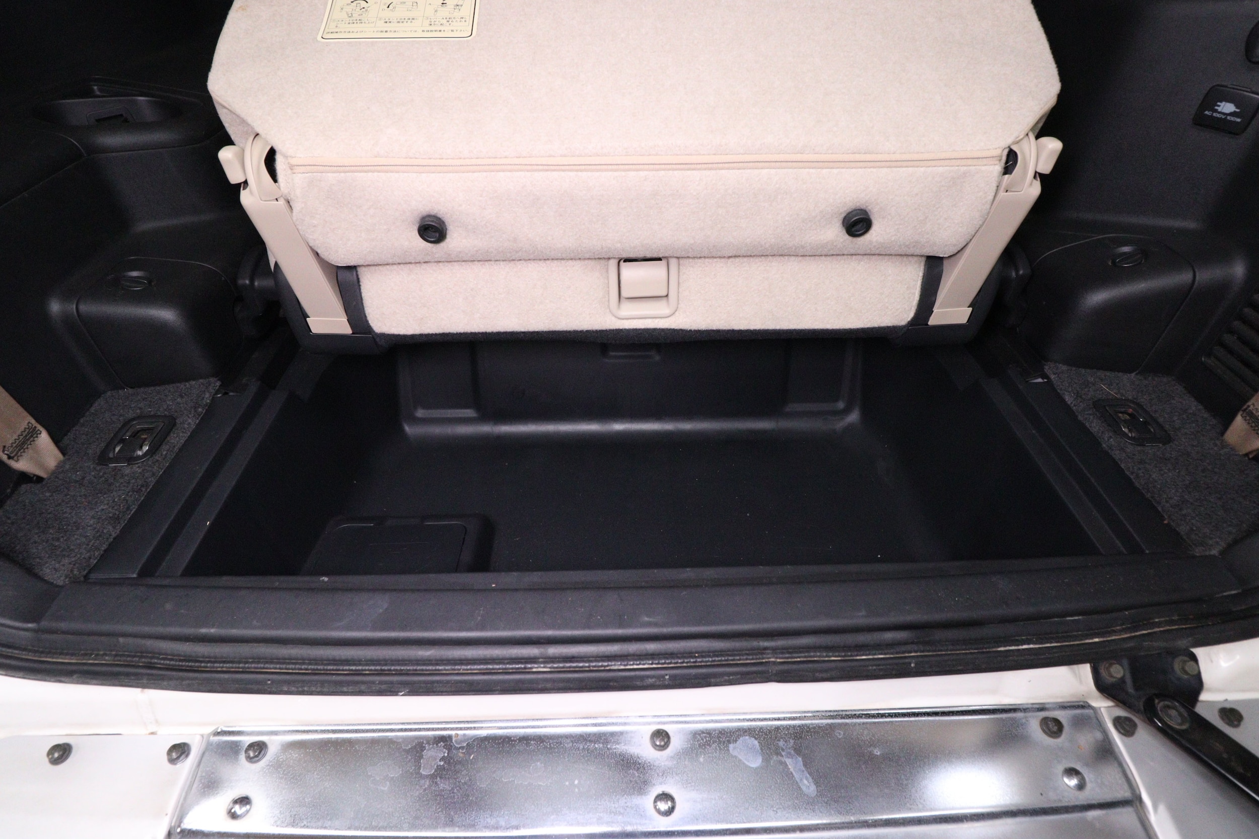 2000 Mitsubishi Pajero 36