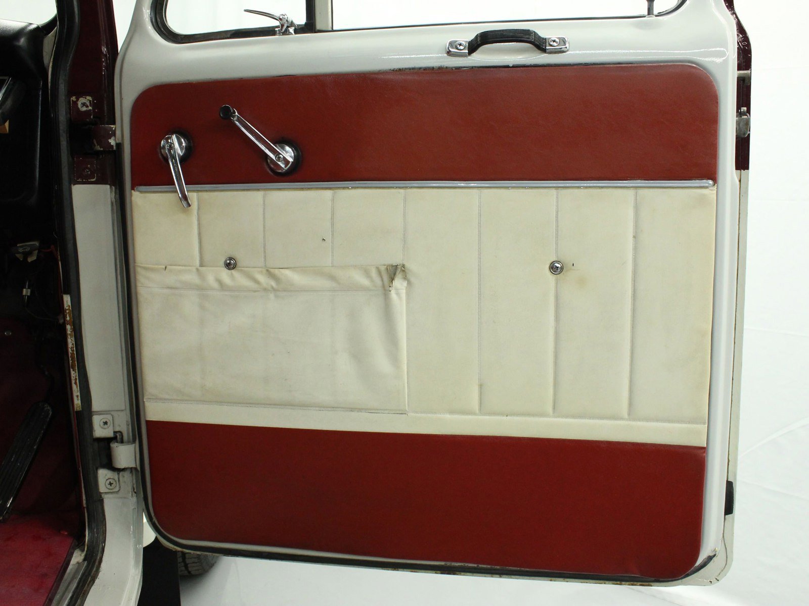 1975 Mitsubishi Jeep 26