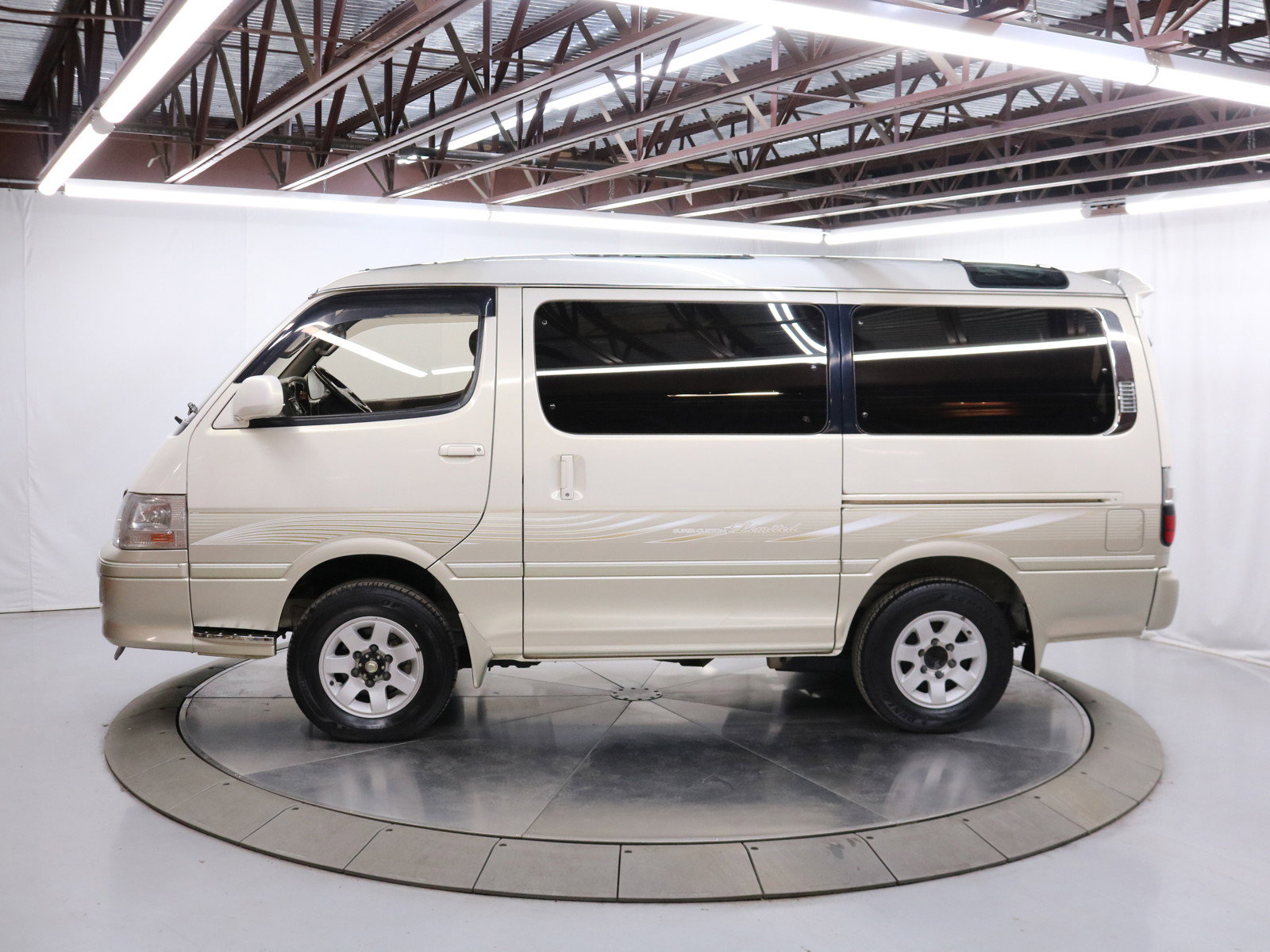 1999 Toyota Hiace 4