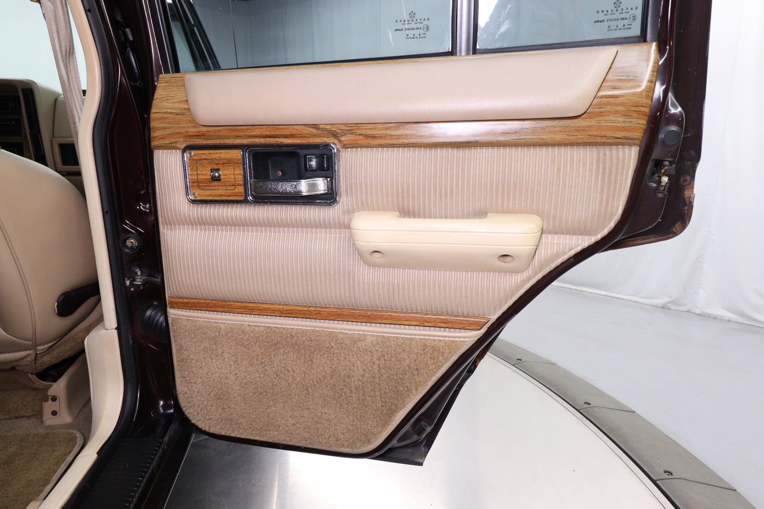 1989 Jeep Wagoneer Limited 24