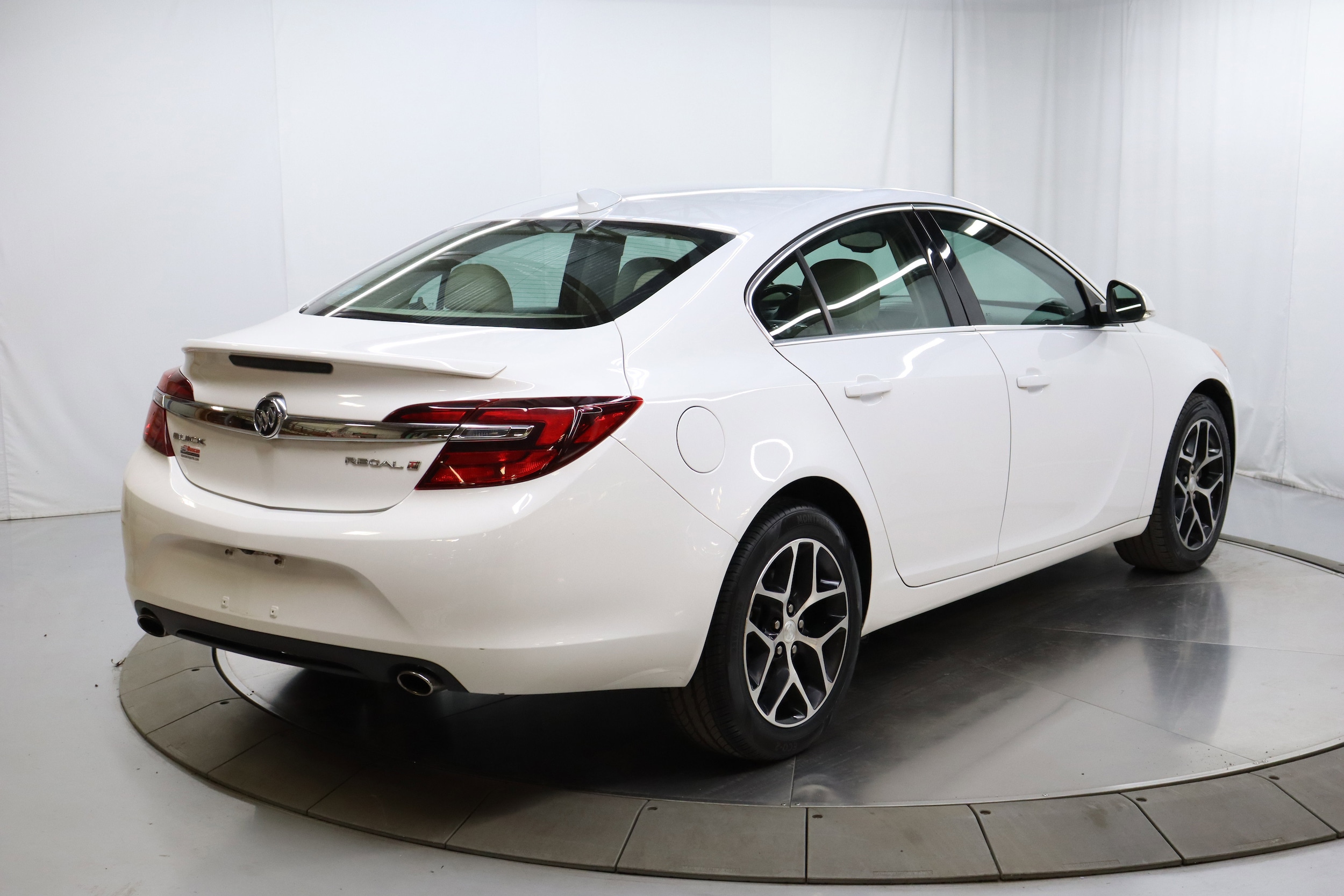 2017 Buick Regal 7