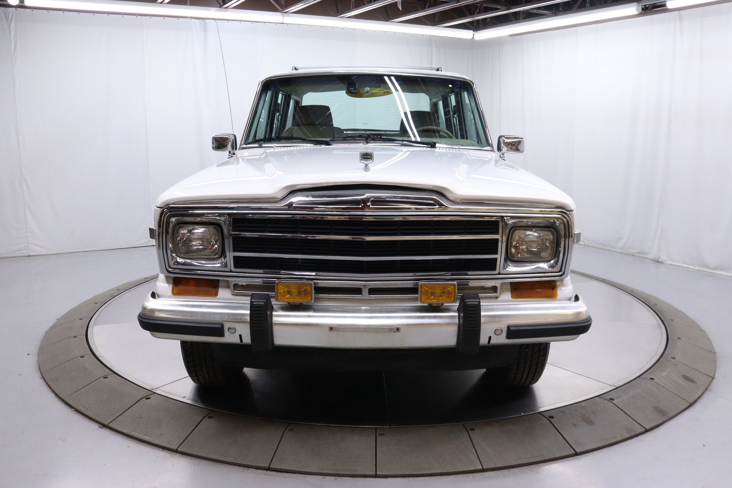 1997 Jeep Grand Wagoneer 3