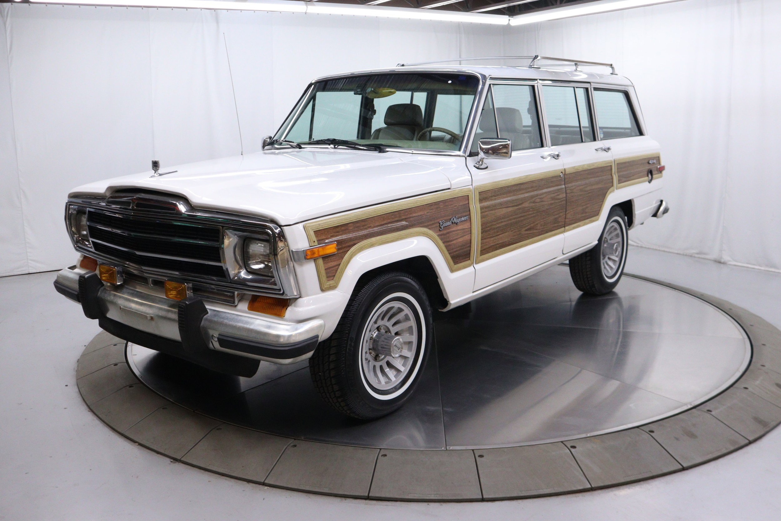 1997 Jeep Grand Wagoneer 2