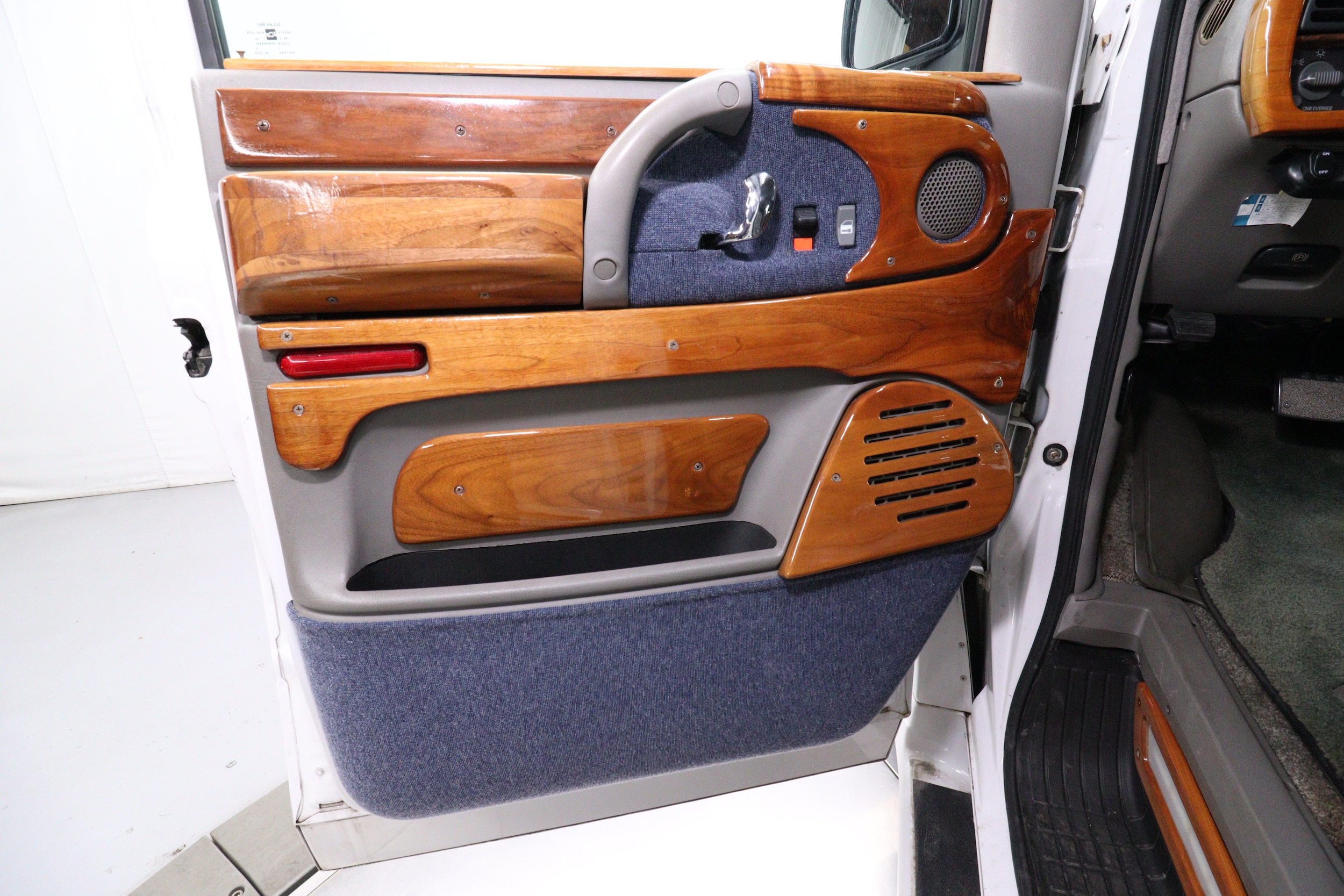 2001 Chevrolet Astro Cargo Van 25