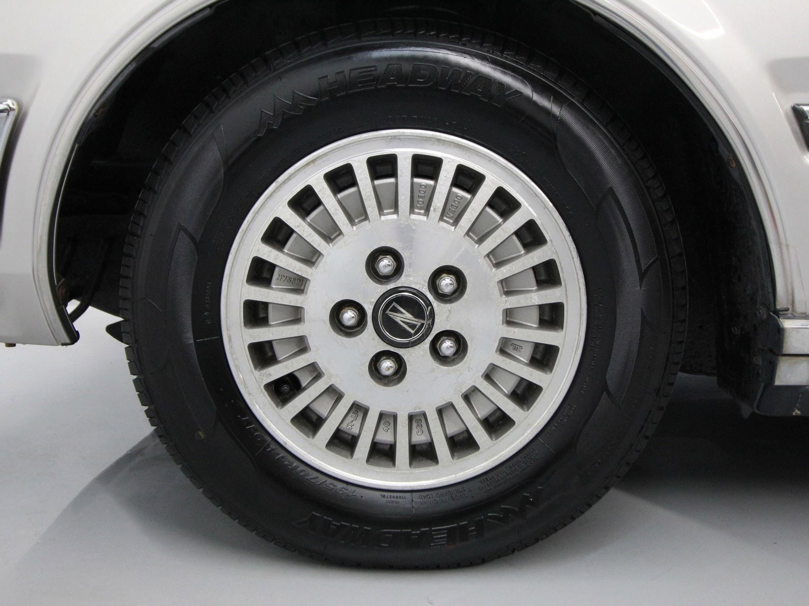1983 Nissan Gloria 26
