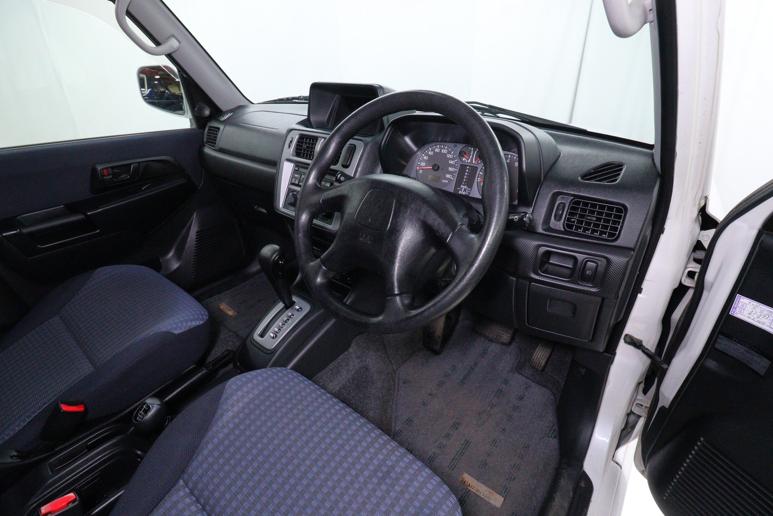2000 Mitsubishi Pajero 9