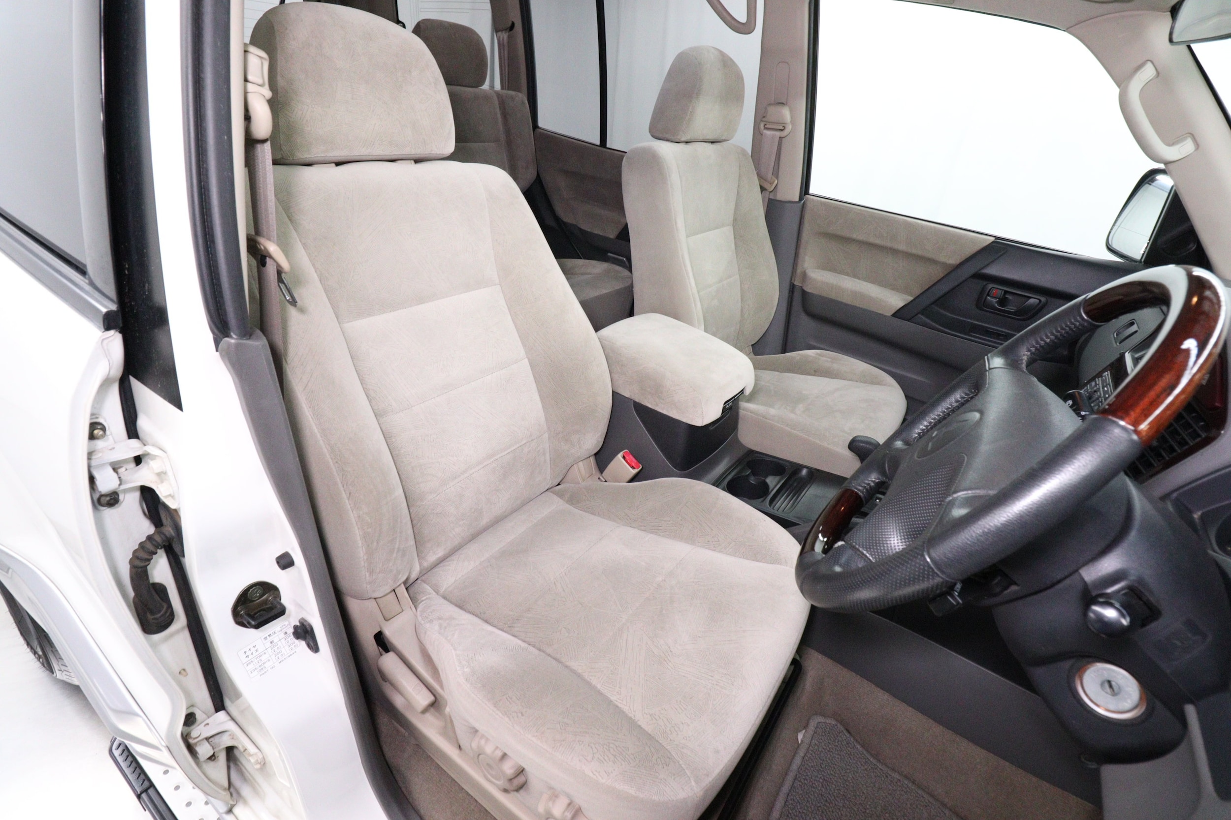 2000 Mitsubishi Pajero 17