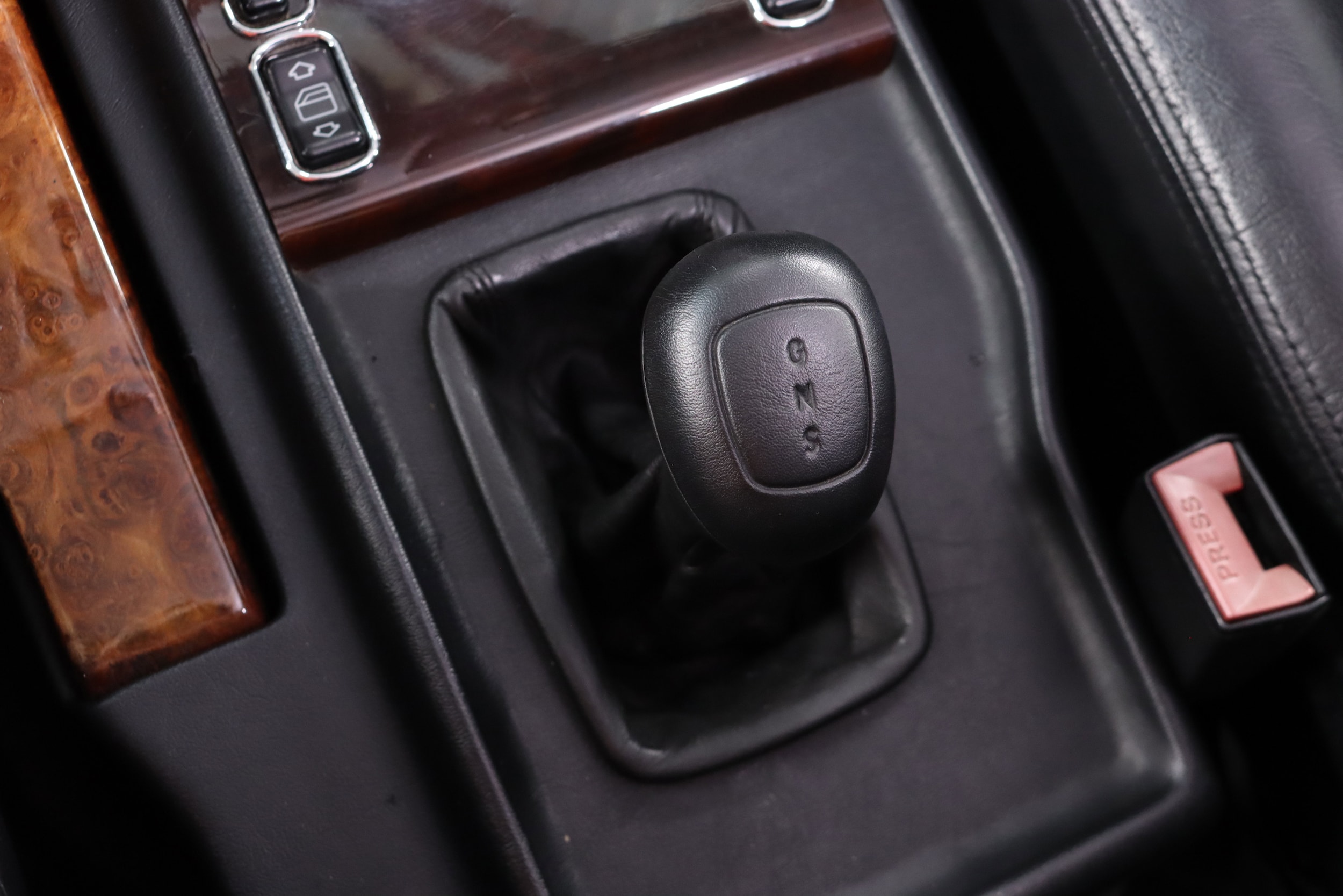 2000 Mercedes-Benz G500 18