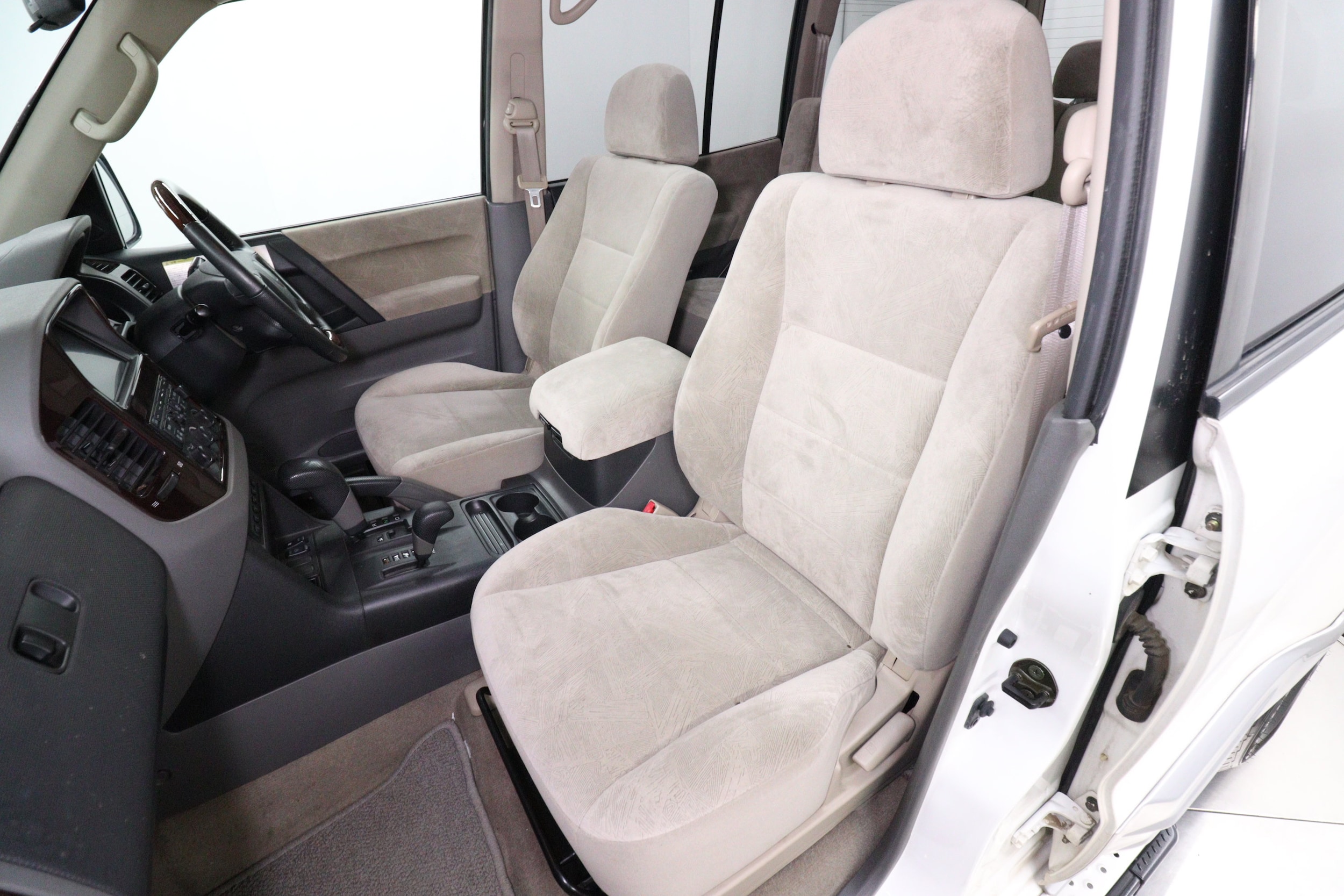 2000 Mitsubishi Pajero 18