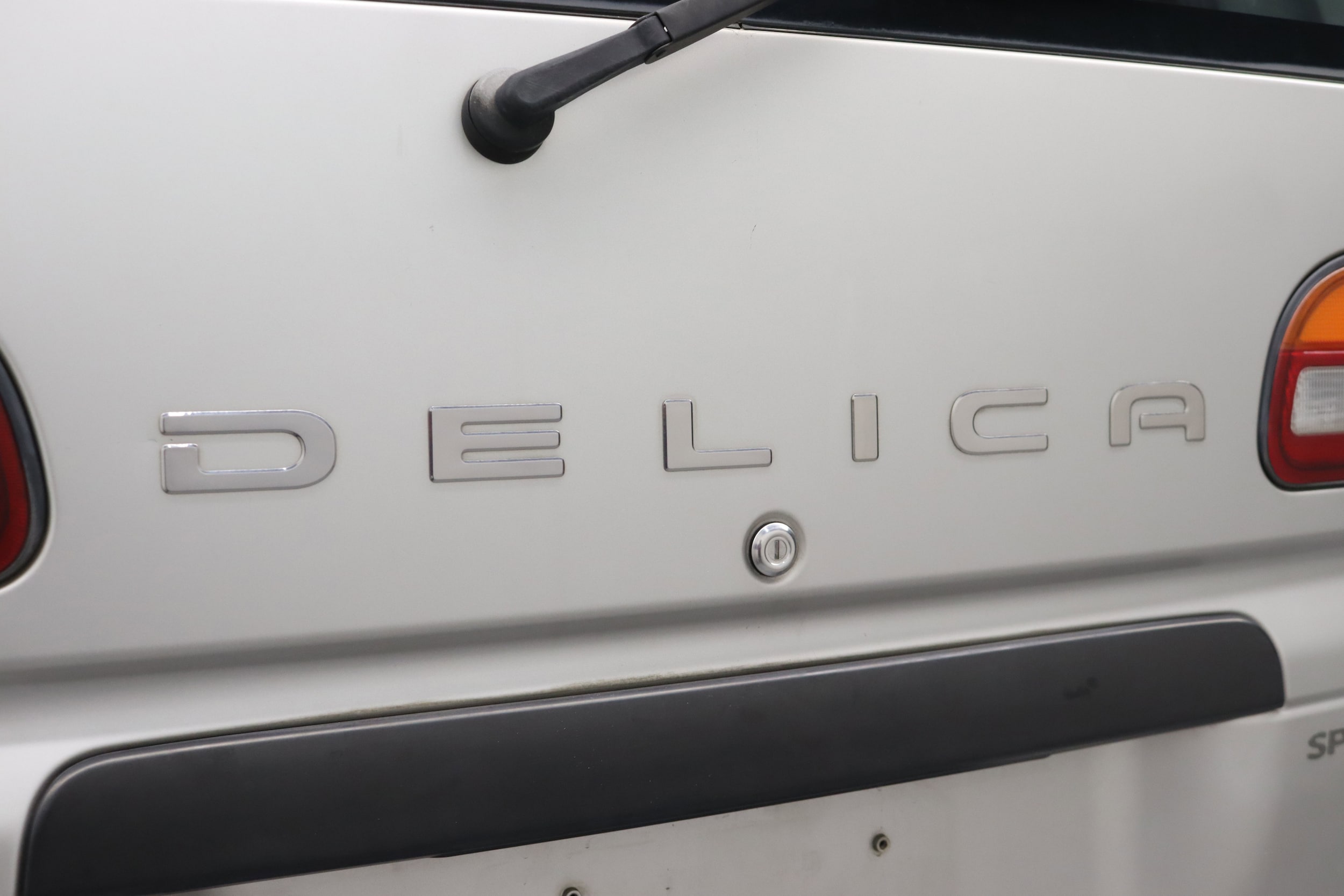 2000 Mitsubishi Delica 63