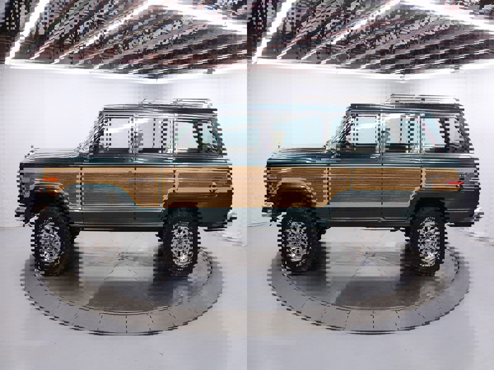 1991 Jeep Grand Wagoneer 3