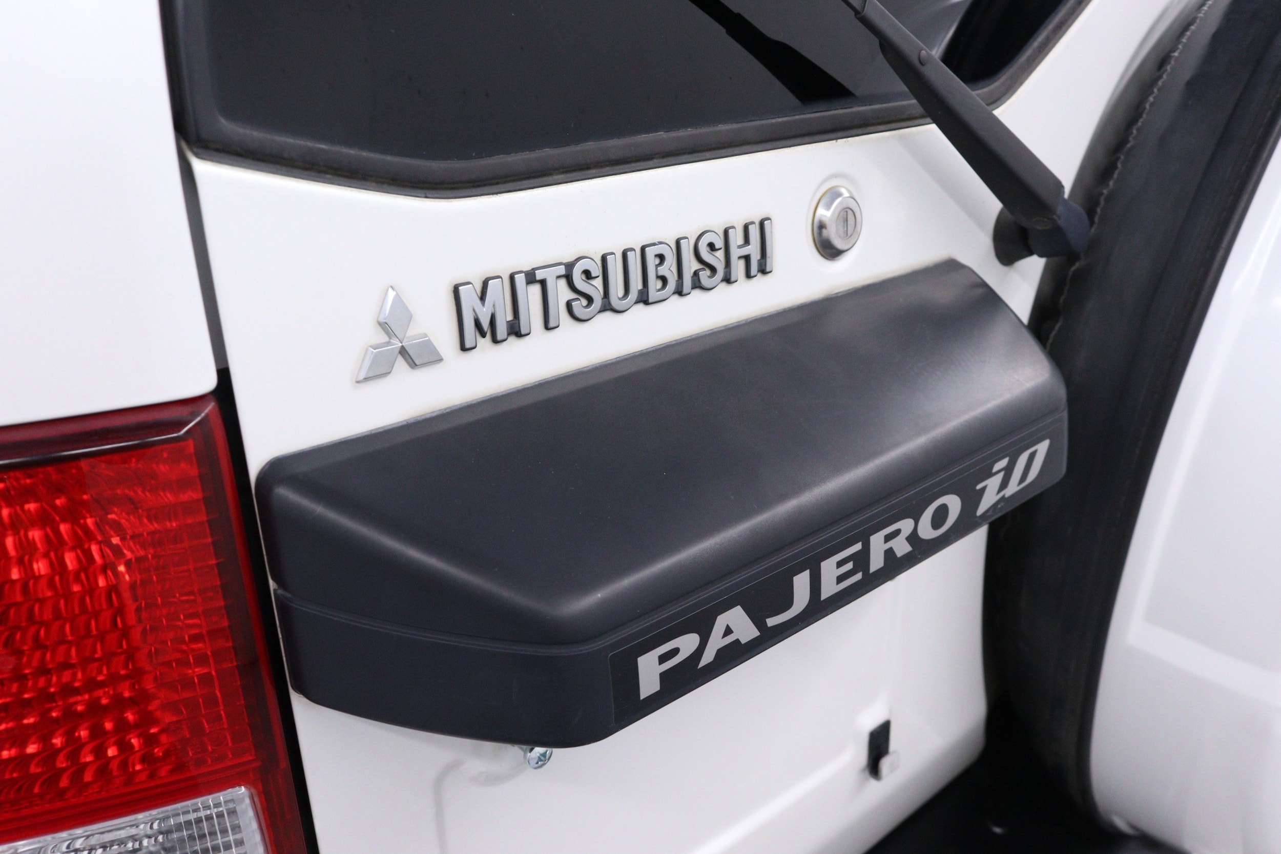 2000 Mitsubishi Pajero 69