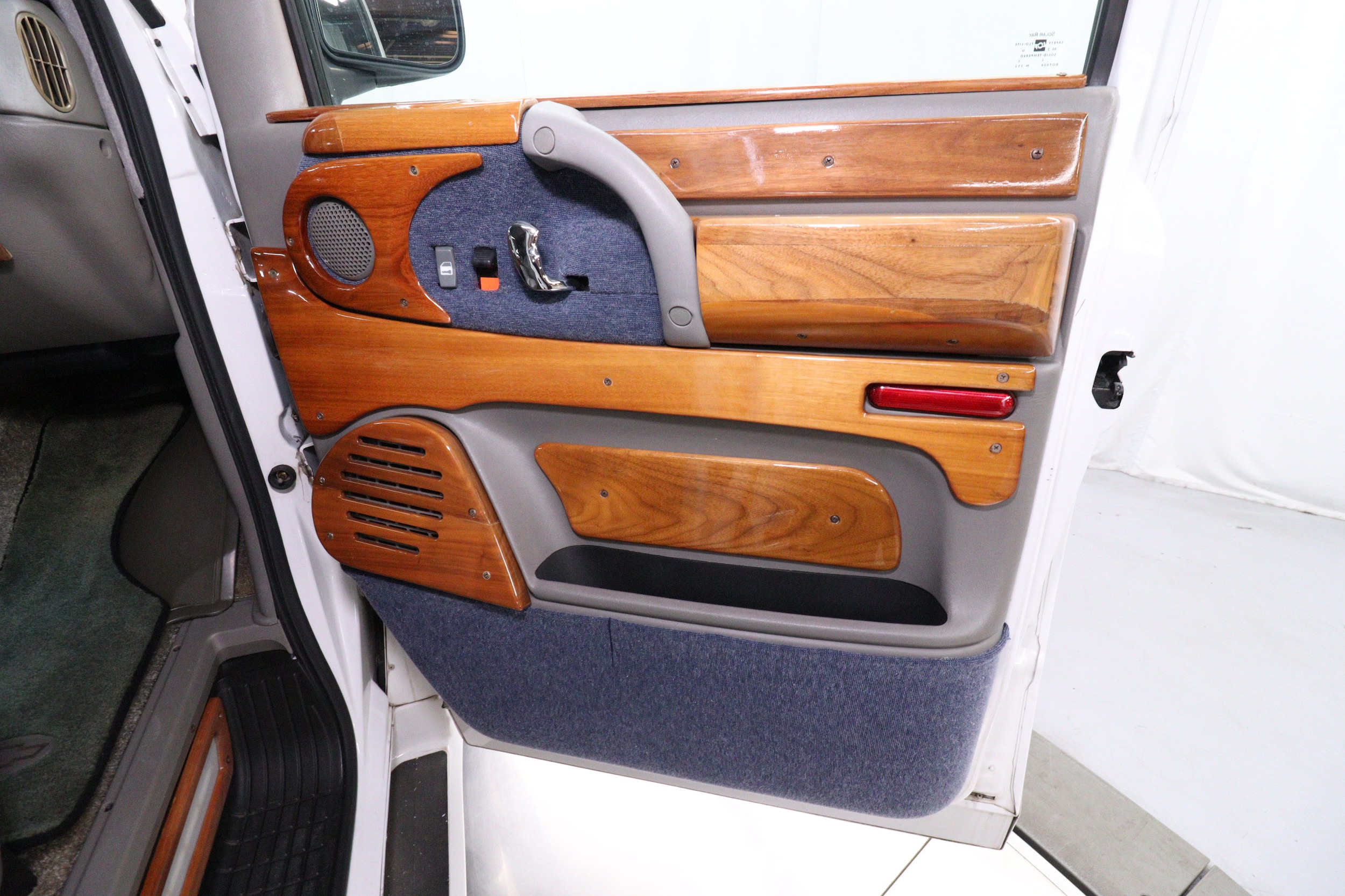 2001 Chevrolet Astro Cargo Van 26
