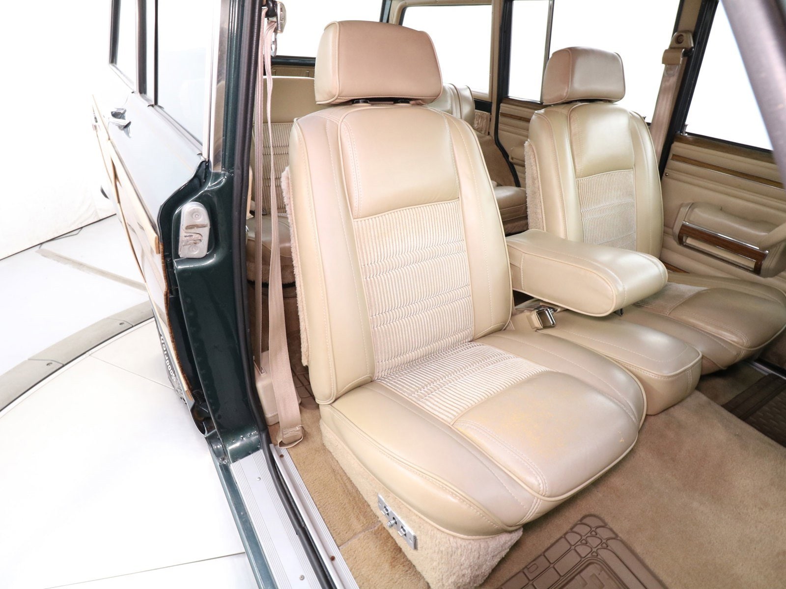 1991 Jeep Grand Wagoneer 16