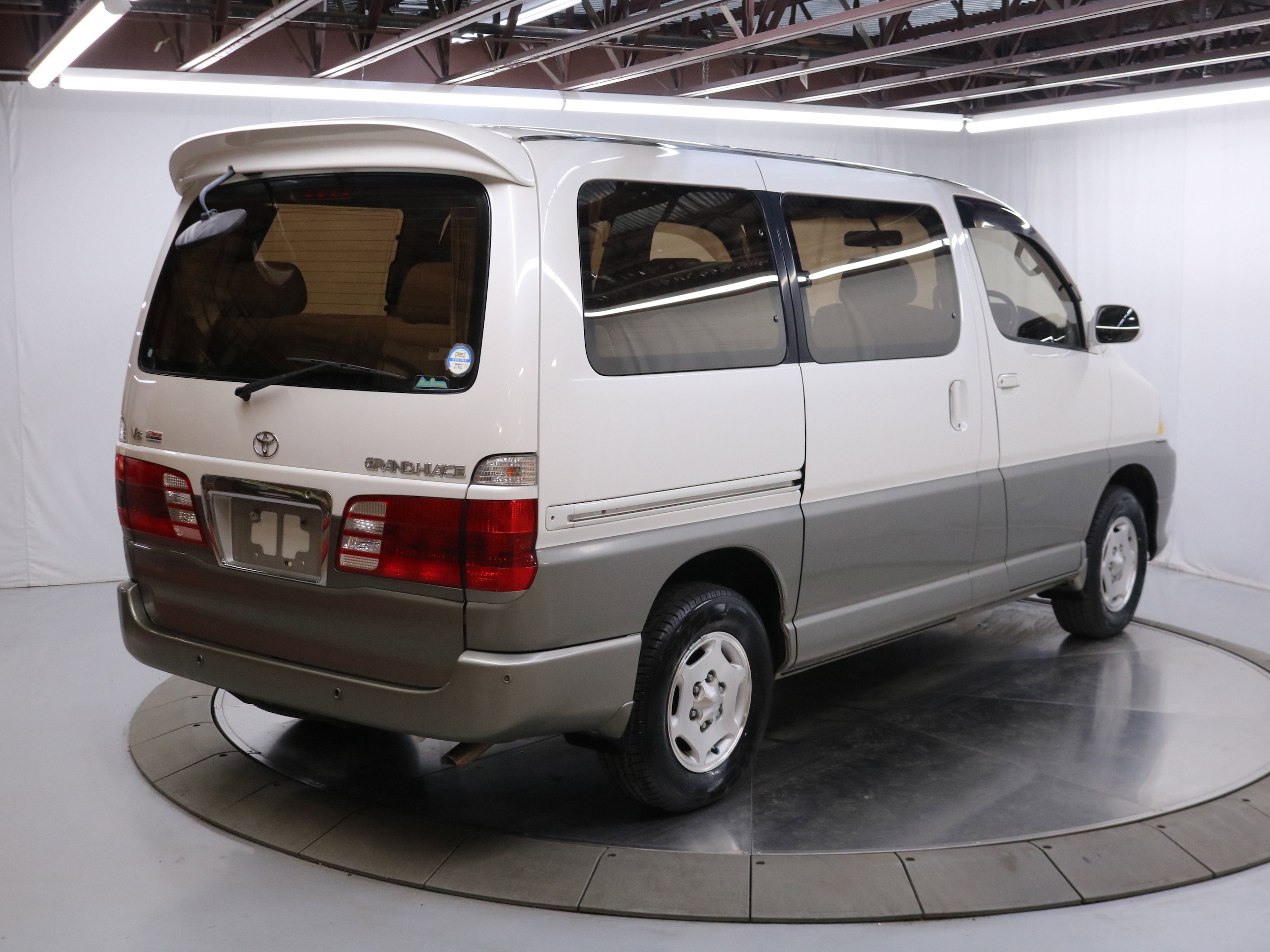 1999 Toyota Grand HiAce 9
