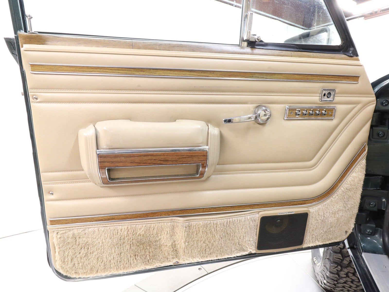 1991 Jeep Grand Wagoneer 19
