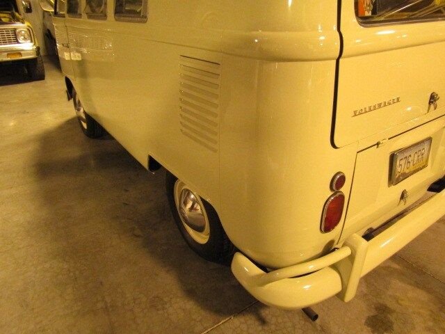 1967 Volkswagen Bus 31