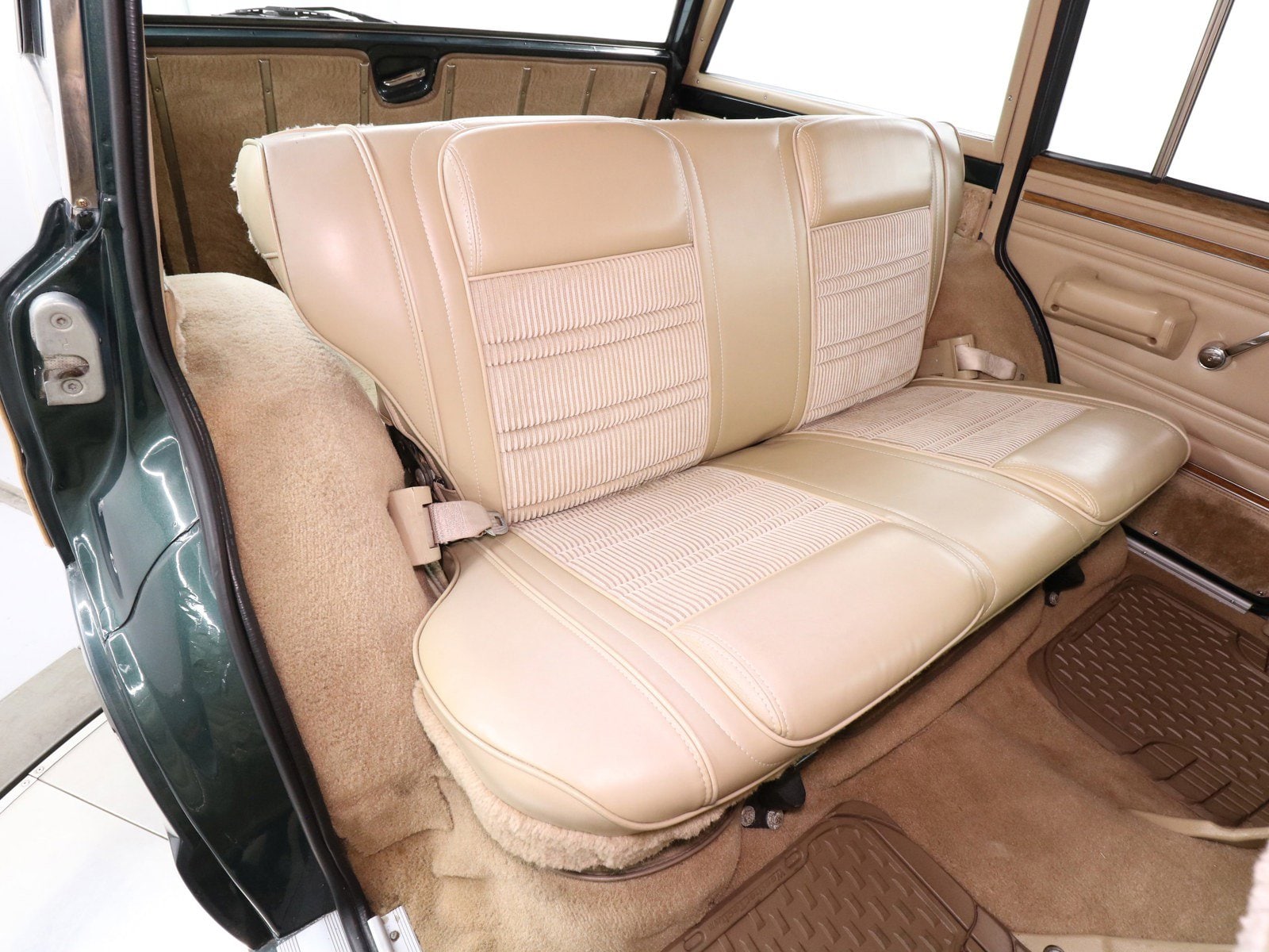 1991 Jeep Grand Wagoneer 17