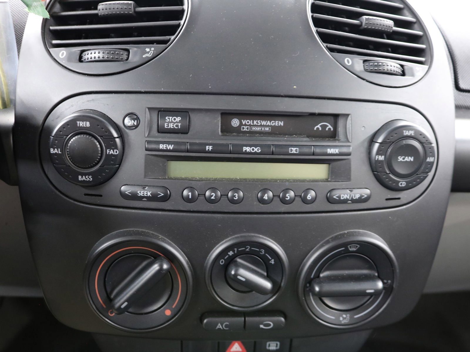 1998 Volkswagen New Beetle 12
