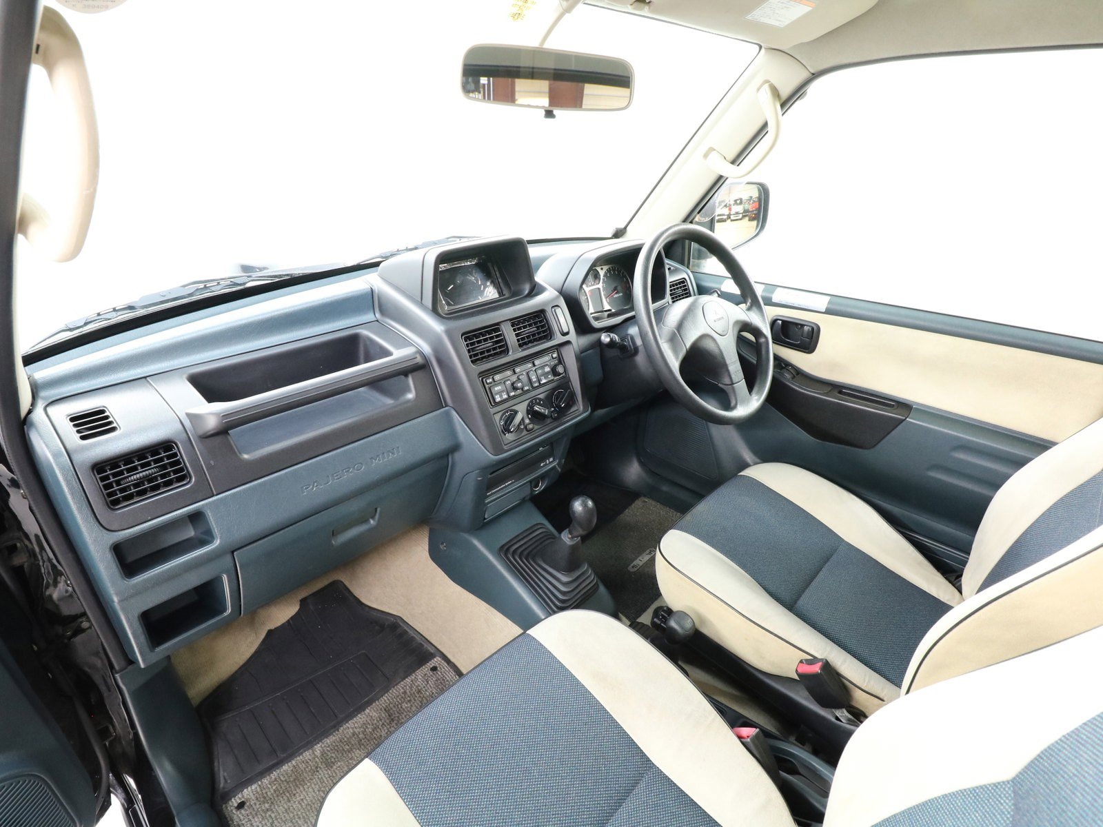 1999 Mitsubishi Pajero 19