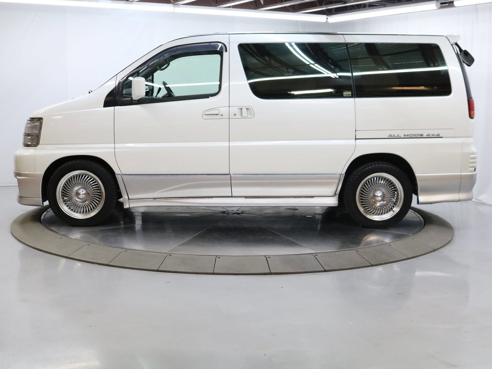 1998 Nissan Elgrand 3