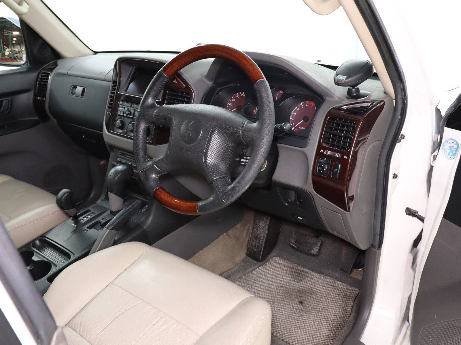 1999 Mitsubishi Pajero 9