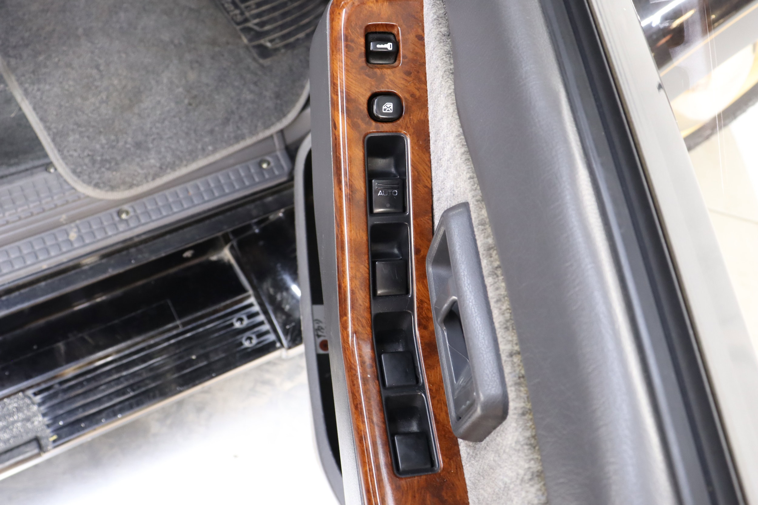 1995 Nissan Safari 26