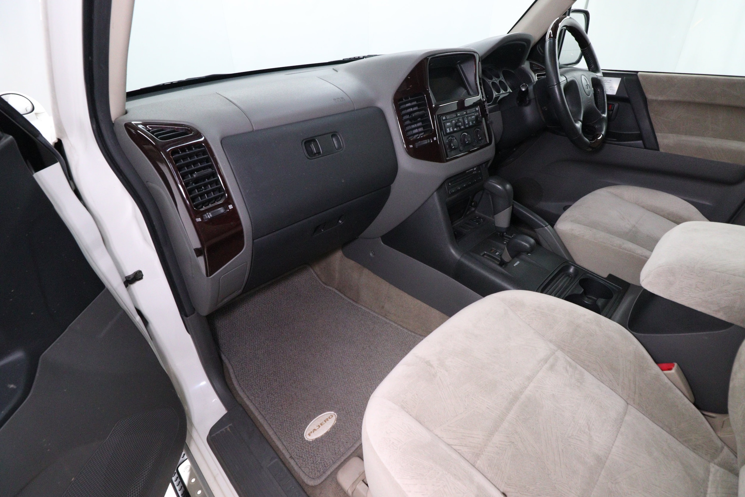 2000 Mitsubishi Pajero 16