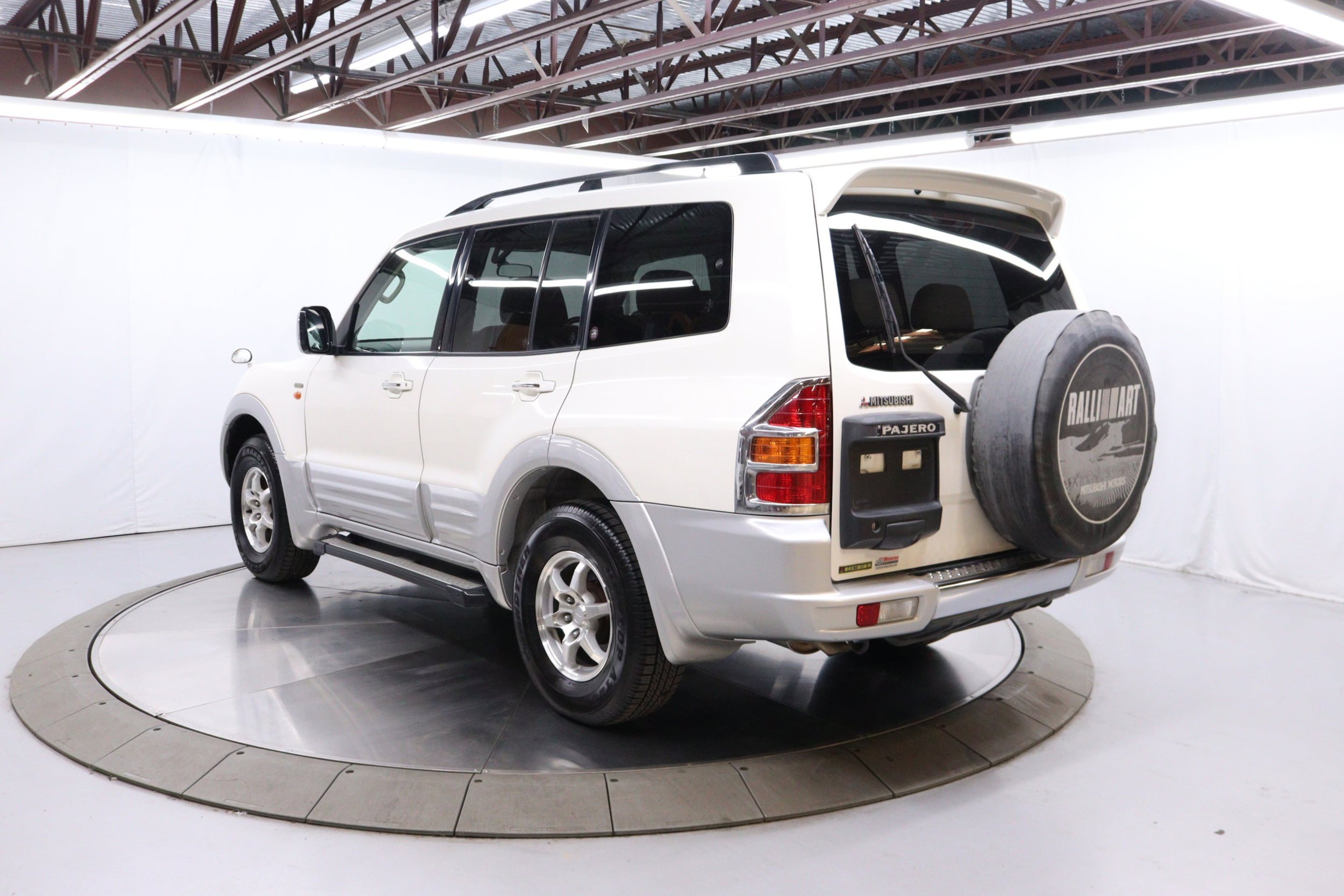 2000 Mitsubishi Pajero 5