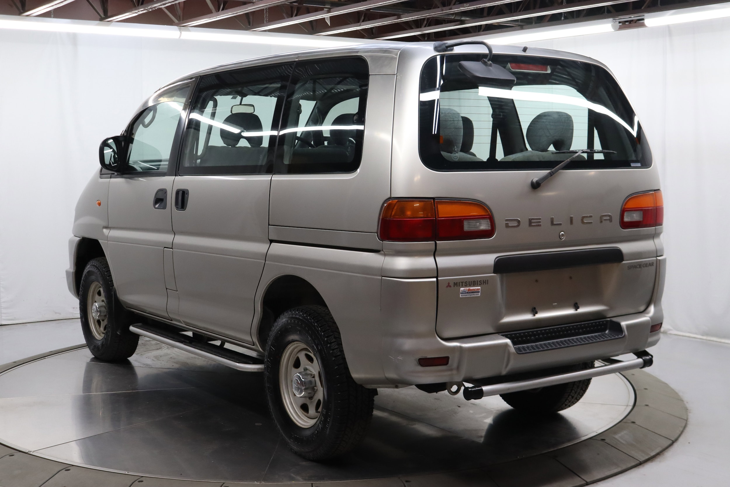2000 Mitsubishi Delica 7