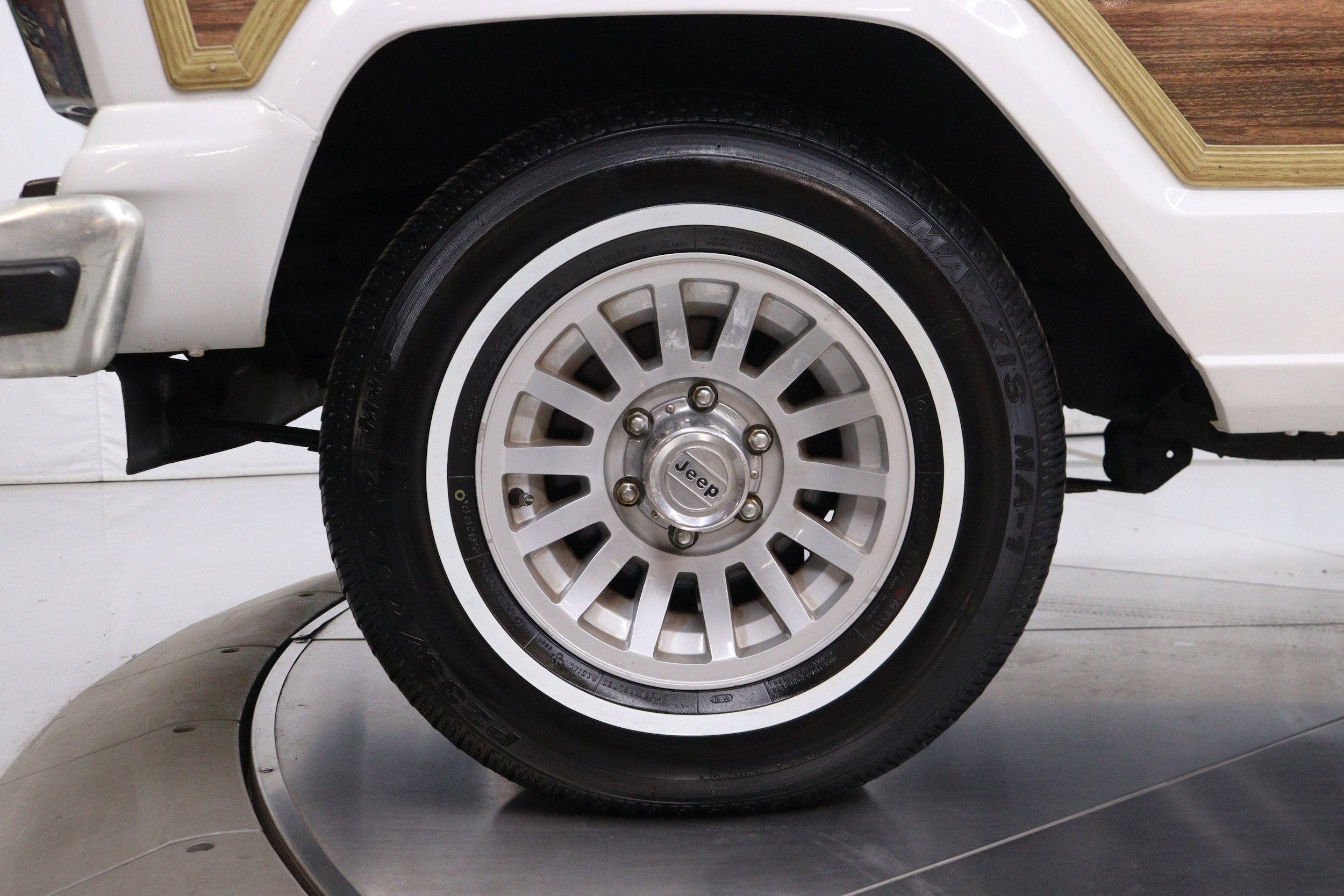 1997 Jeep Grand Wagoneer 29