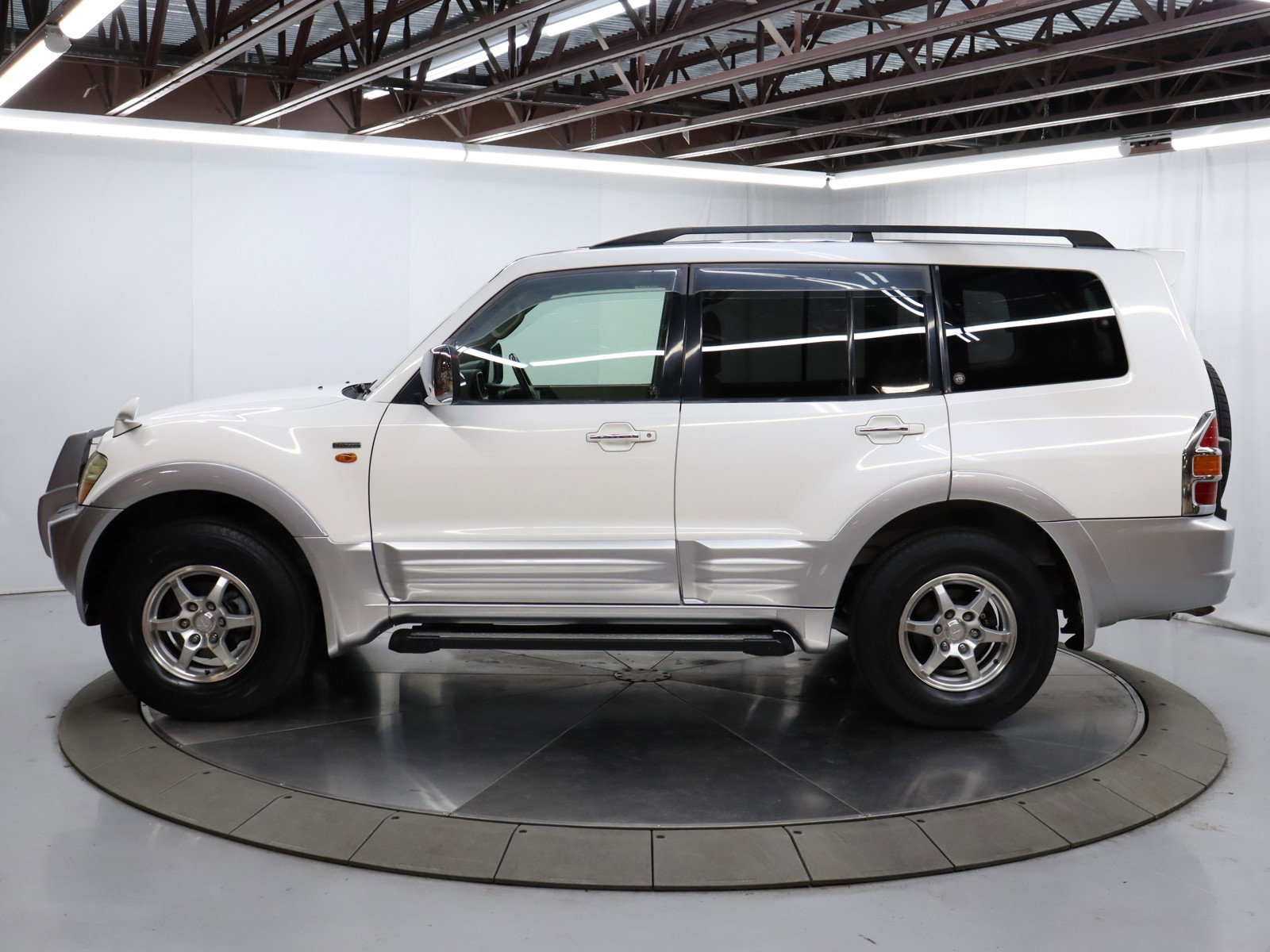 1999 Mitsubishi Pajero 4