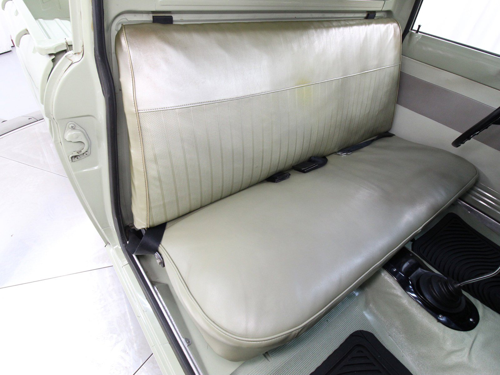 1971 Datsun 1600 32