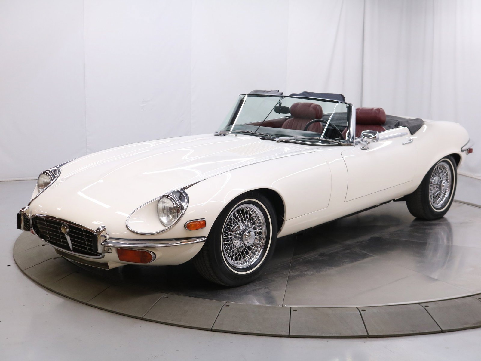 1974 Jaguar E-Type 37