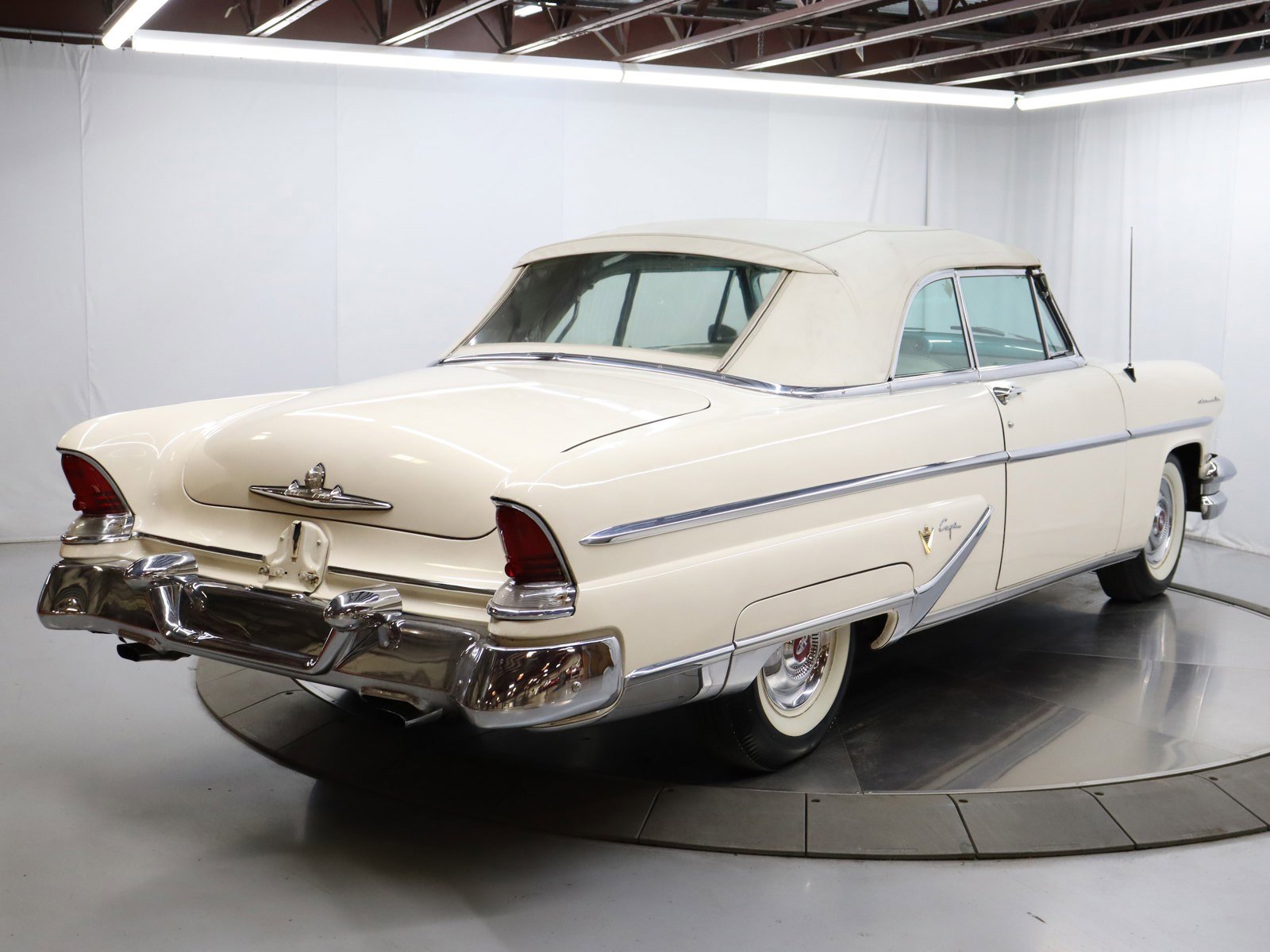 1955 Lincoln Capri 14