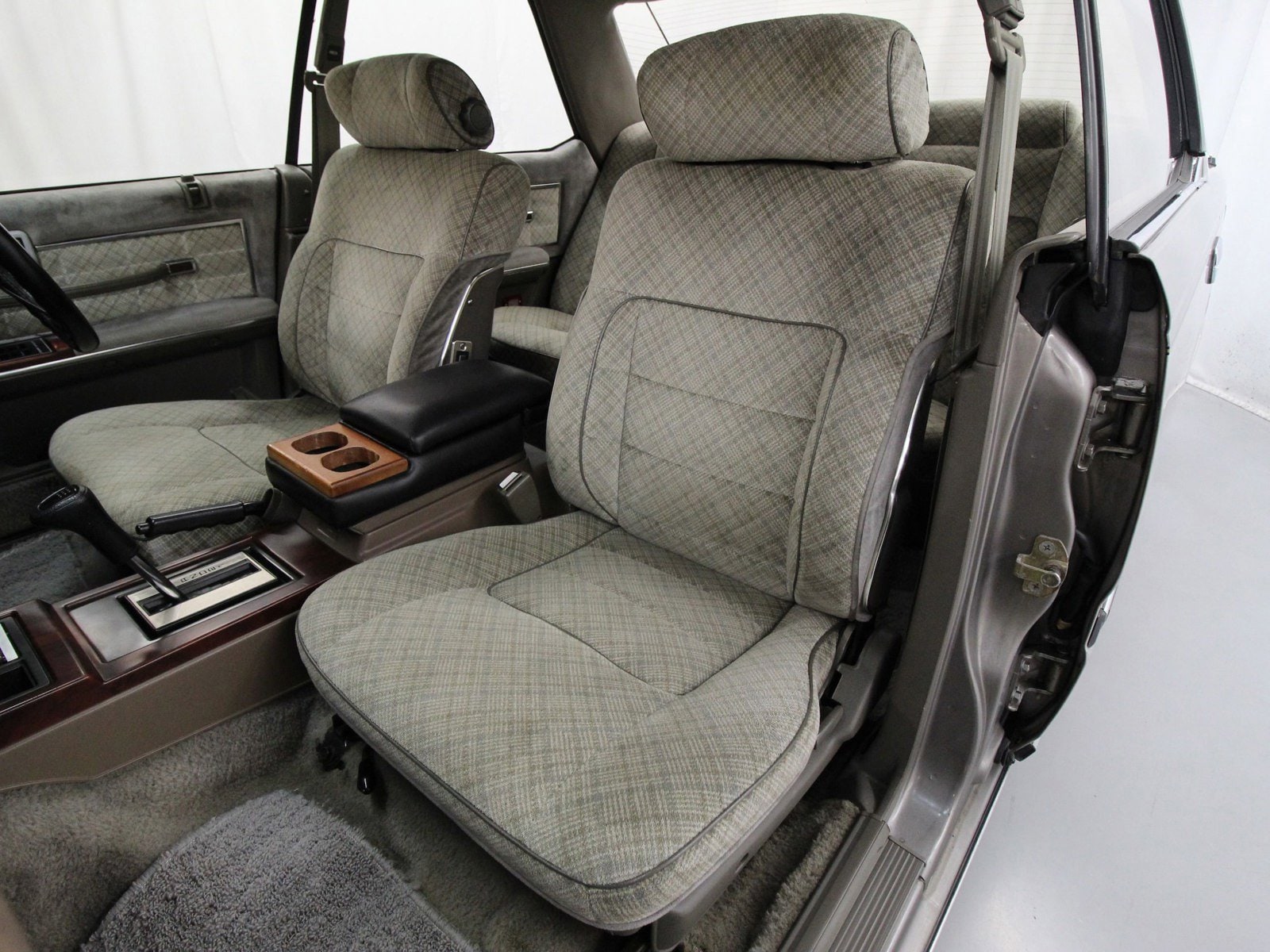 1983 Nissan Gloria 16