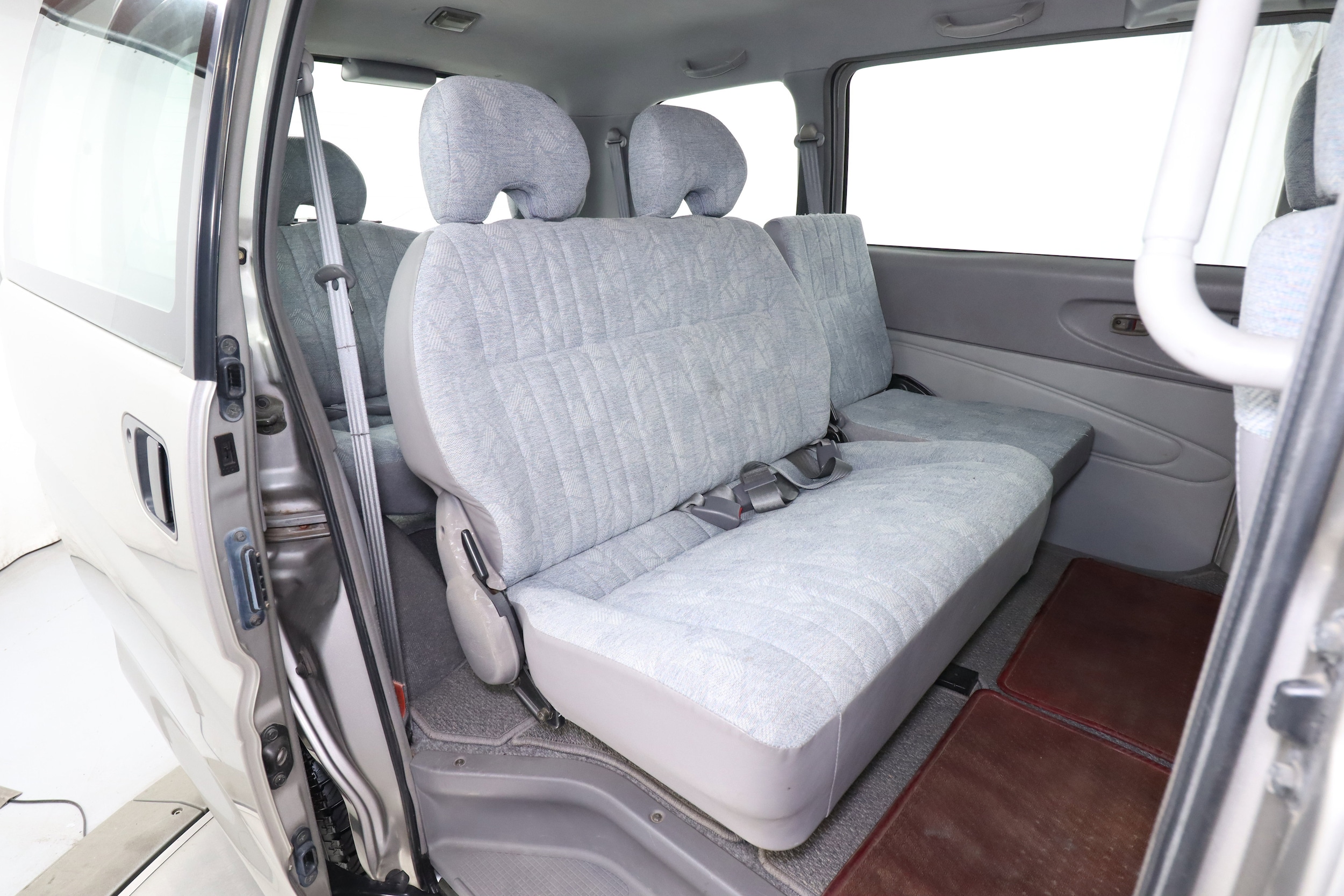 2000 Mitsubishi Delica 21