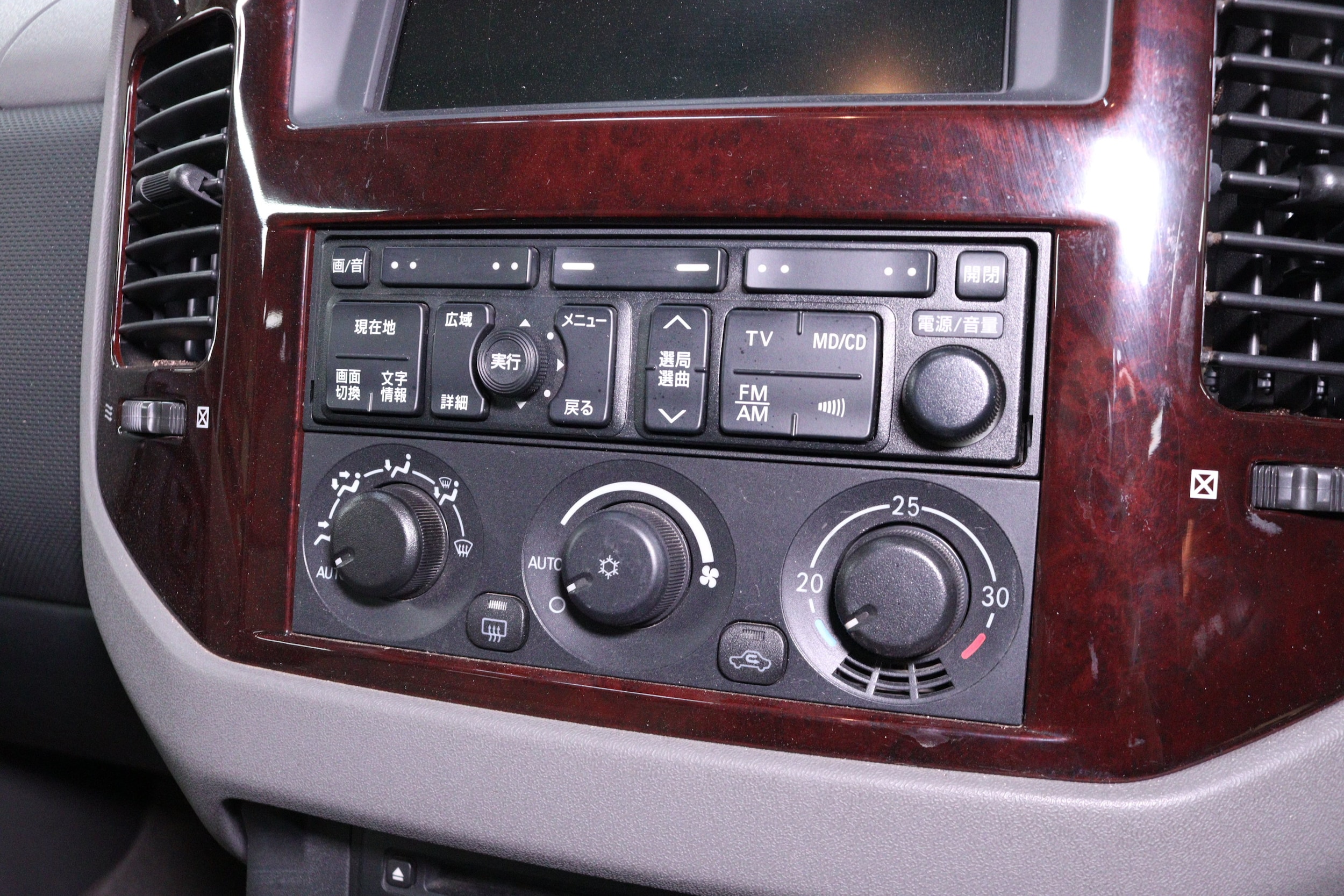 2000 Mitsubishi Pajero 13