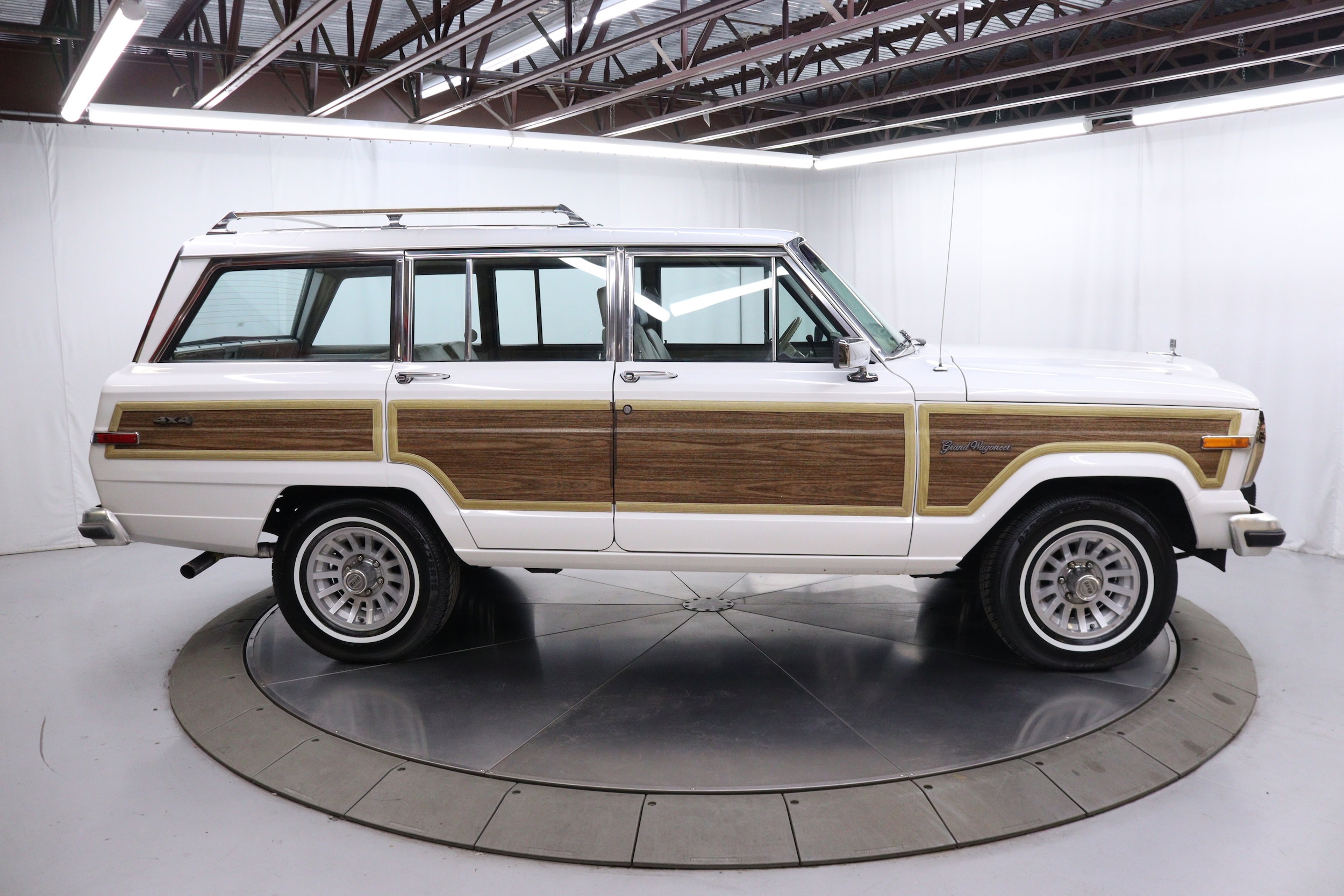 1997 Jeep Grand Wagoneer 8