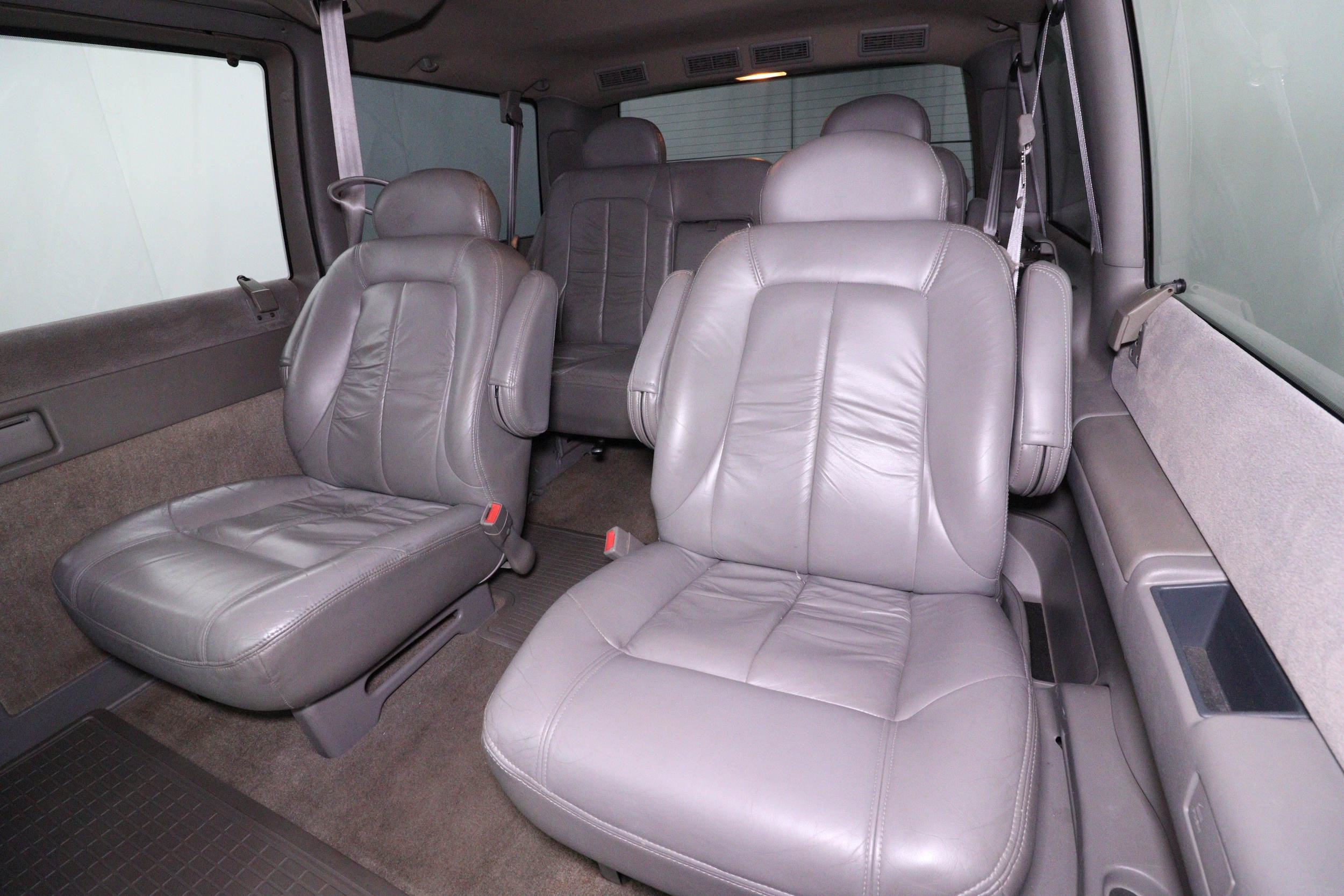 2000 Chevrolet Astro LT 19