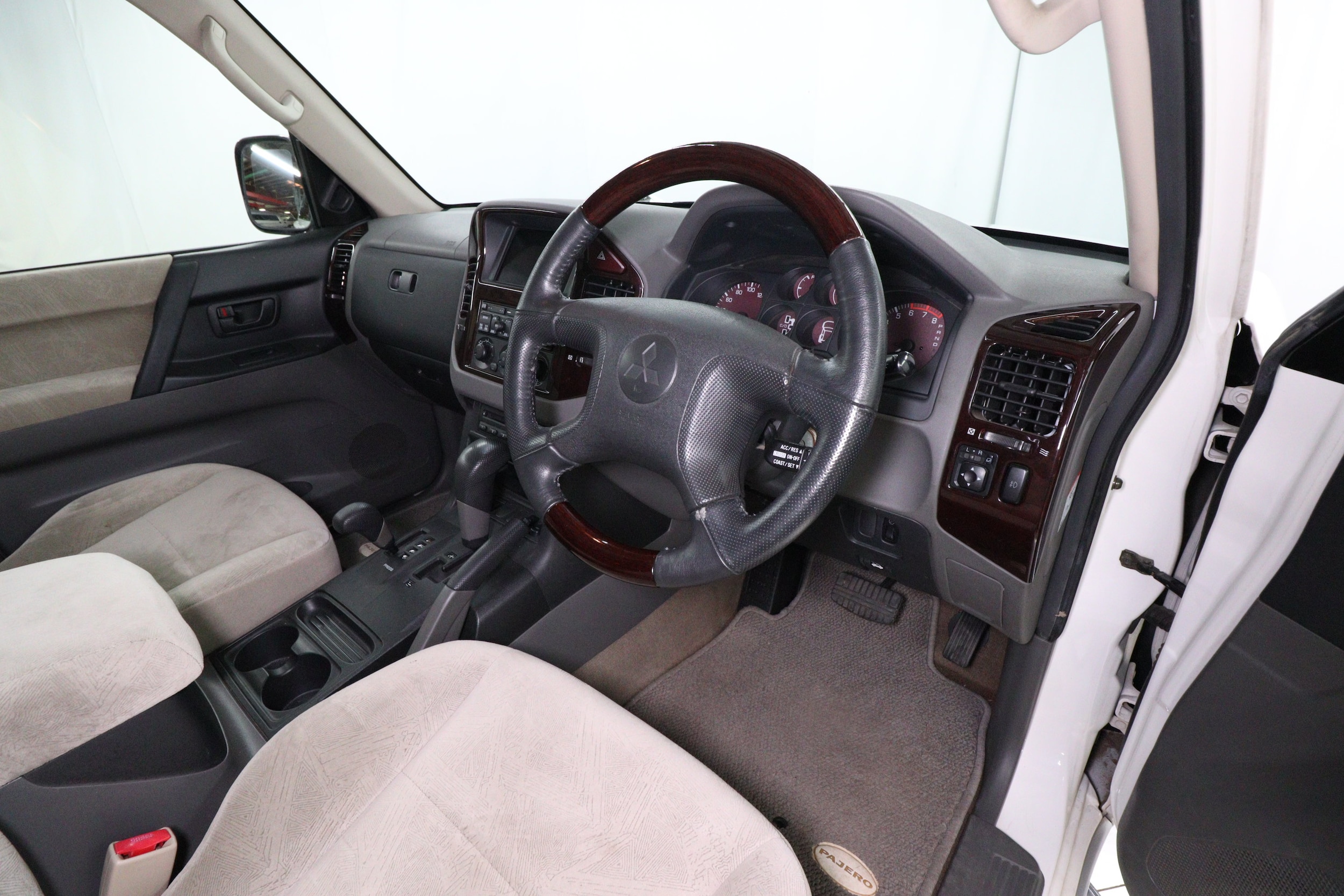 2000 Mitsubishi Pajero 9