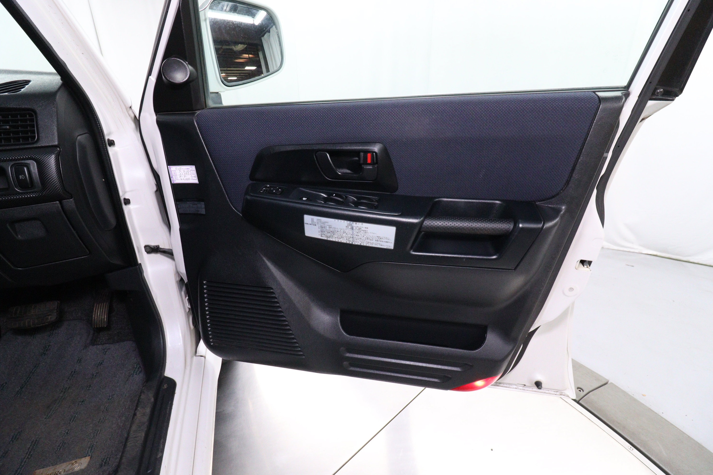 2000 Mitsubishi Pajero 26