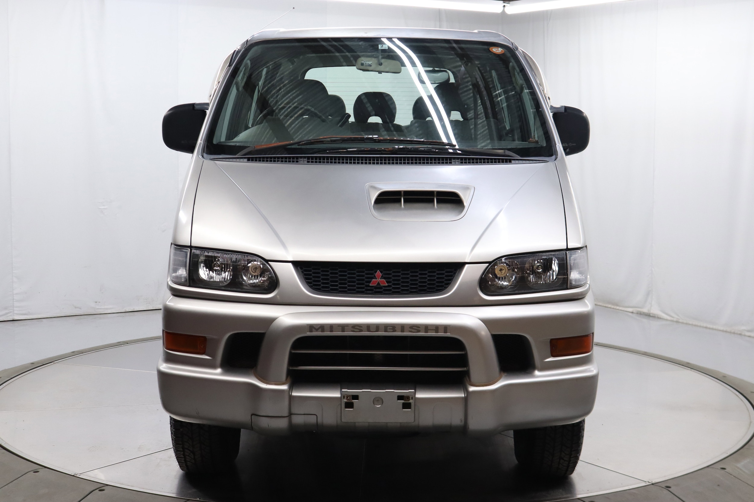 2000 Mitsubishi Delica 5