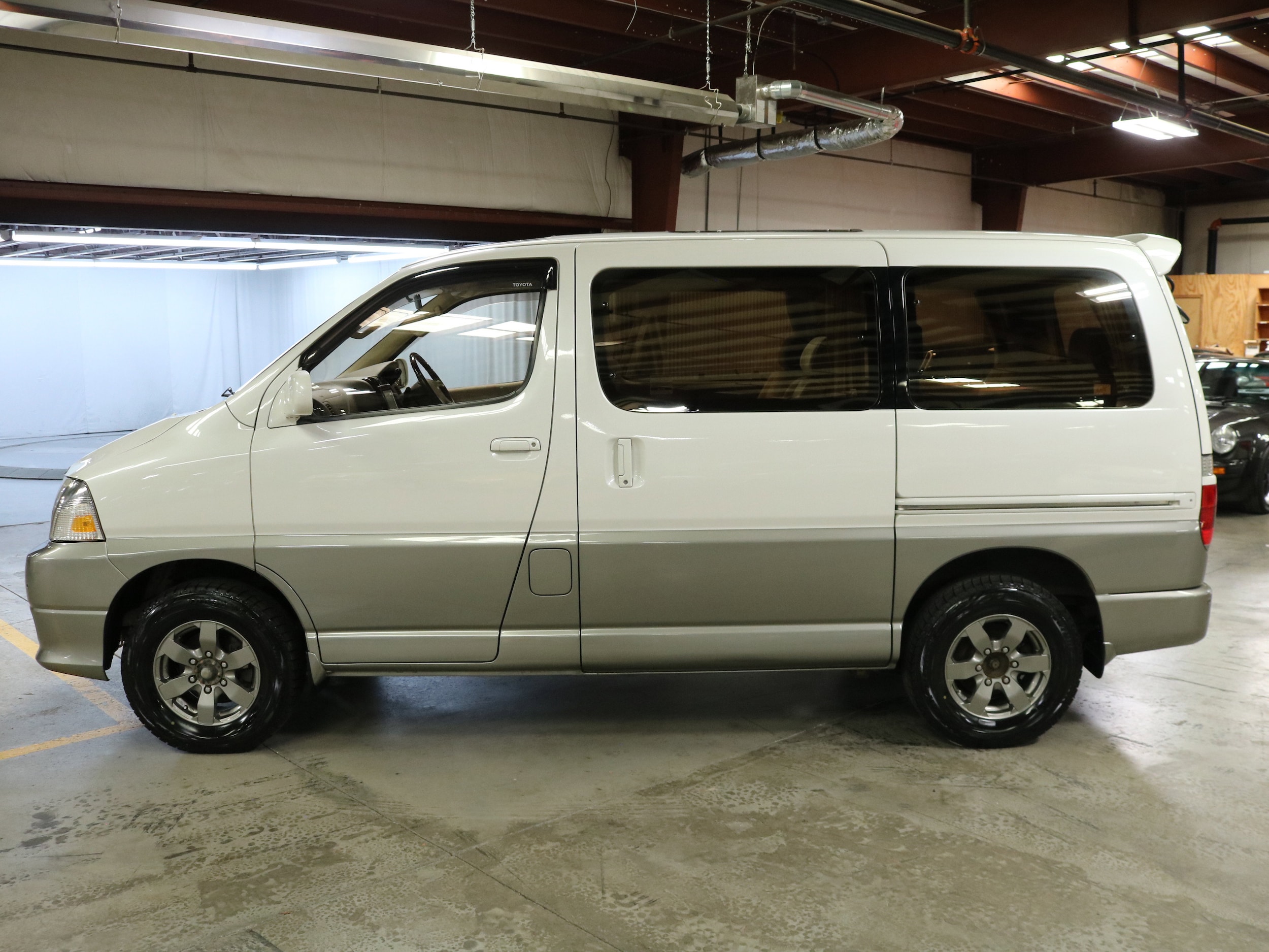 2000 Toyota Grand Hiace 4