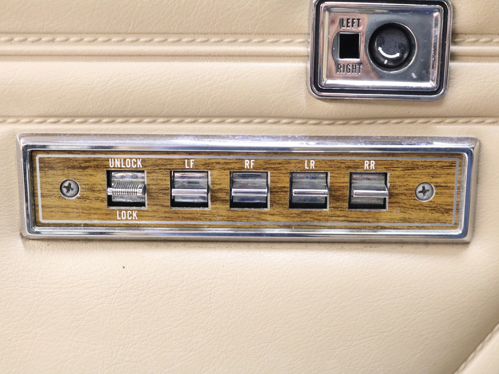 1991 Jeep Grand Wagoneer 54