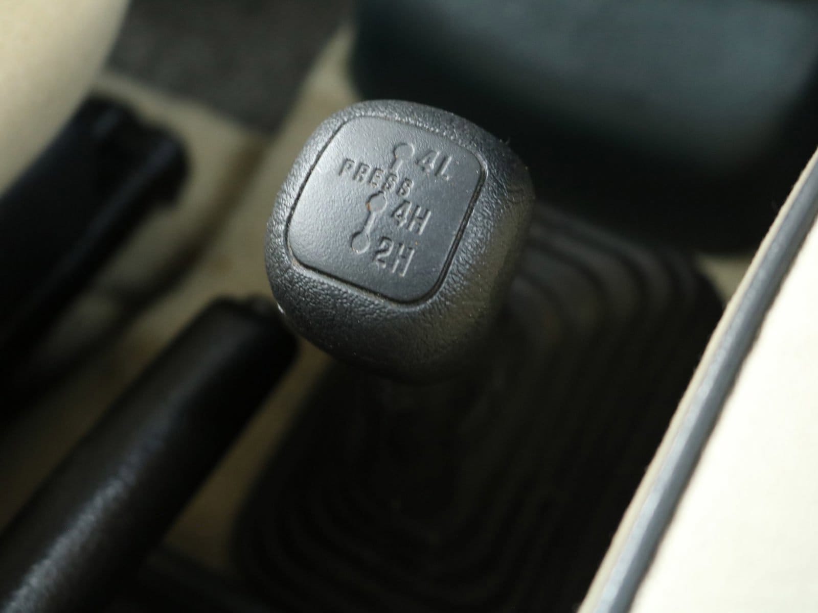 1999 Mitsubishi Pajero 18