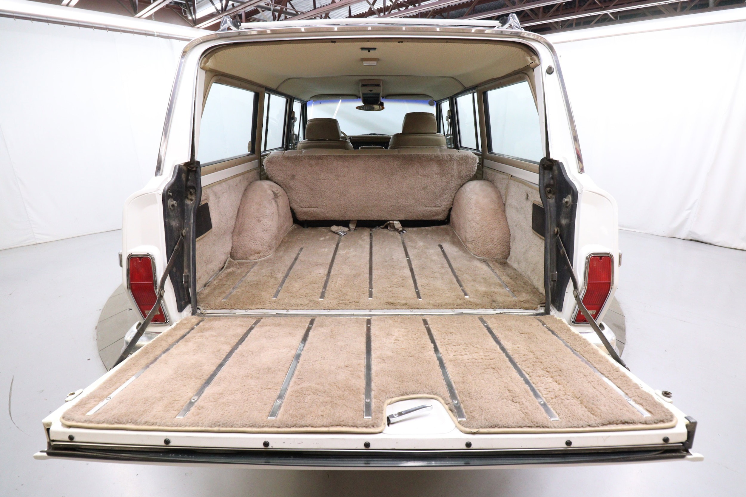 1997 Jeep Grand Wagoneer 28