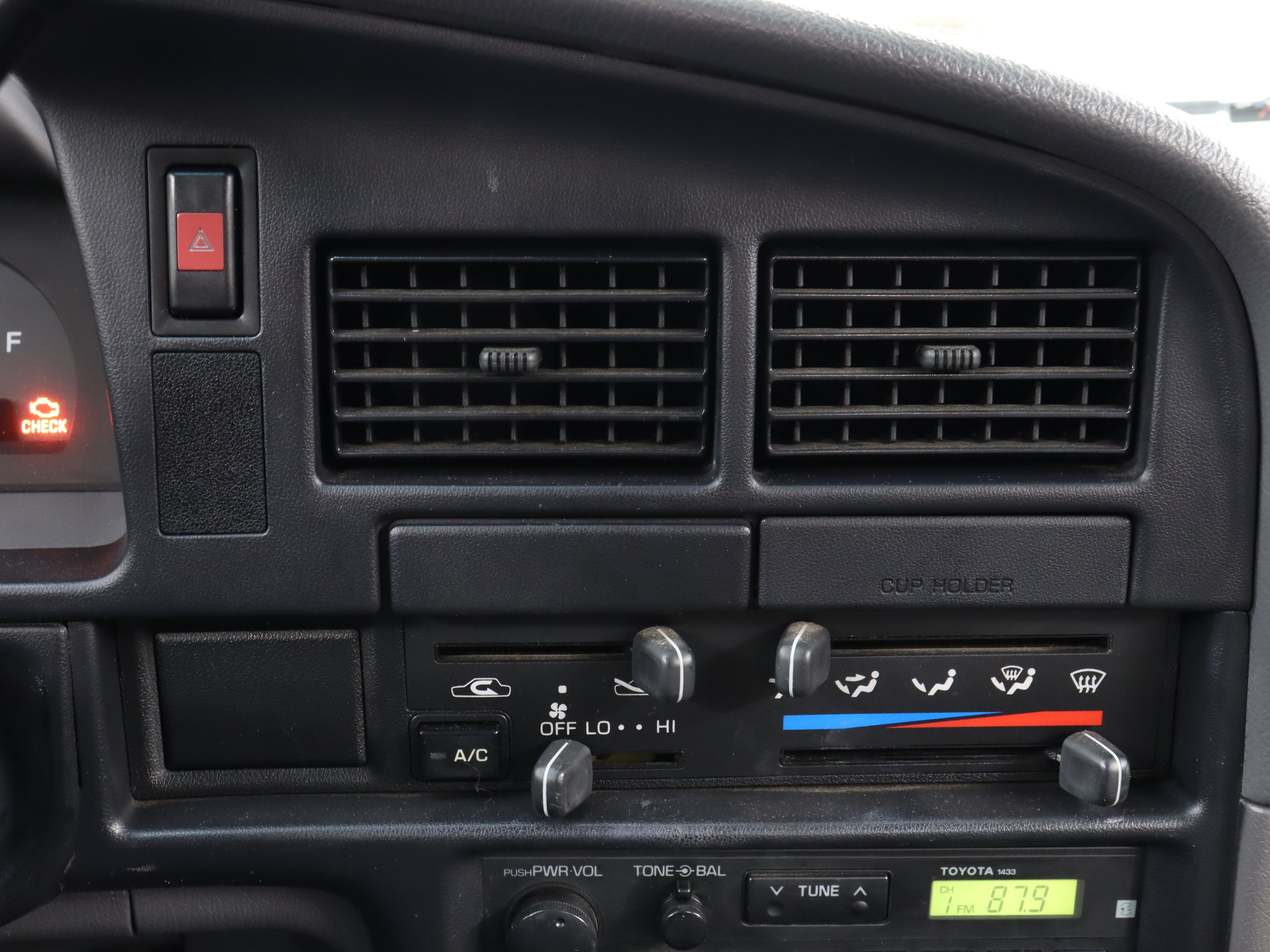 1989 Toyota HiLux 13