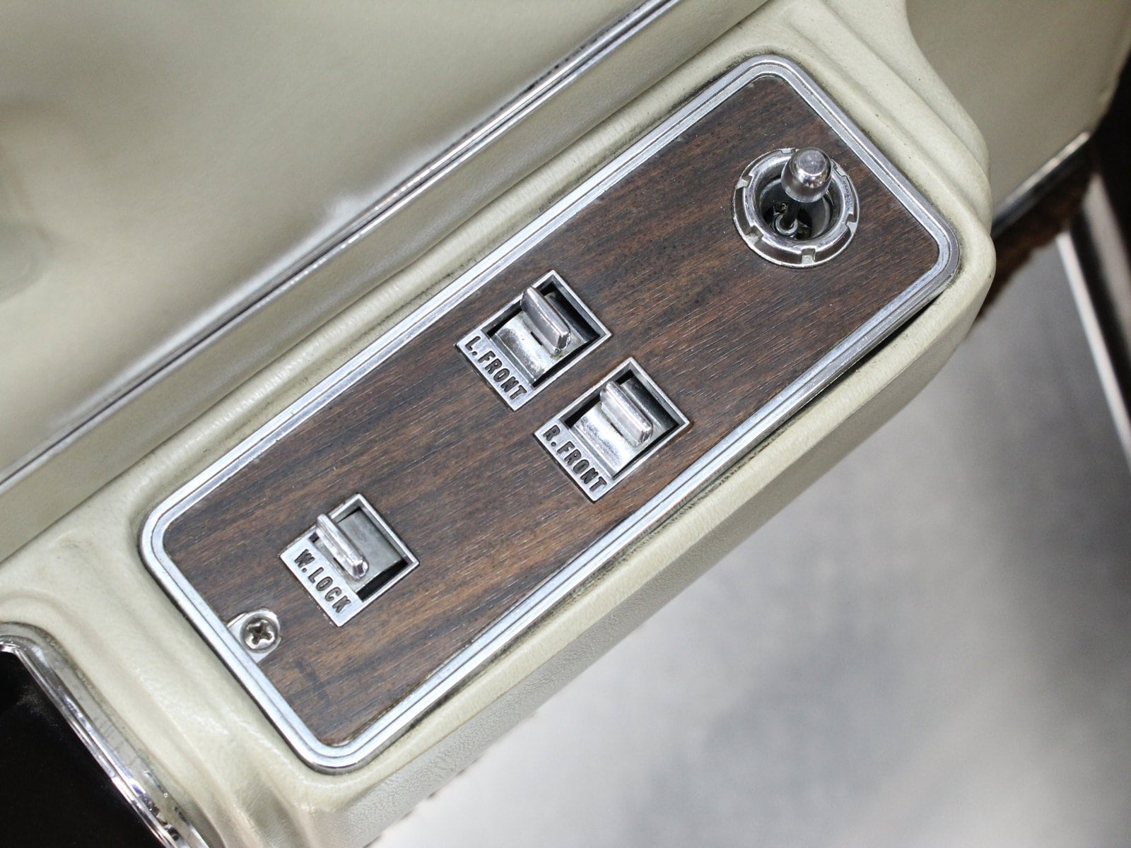 1975 Chrysler Imperial 38